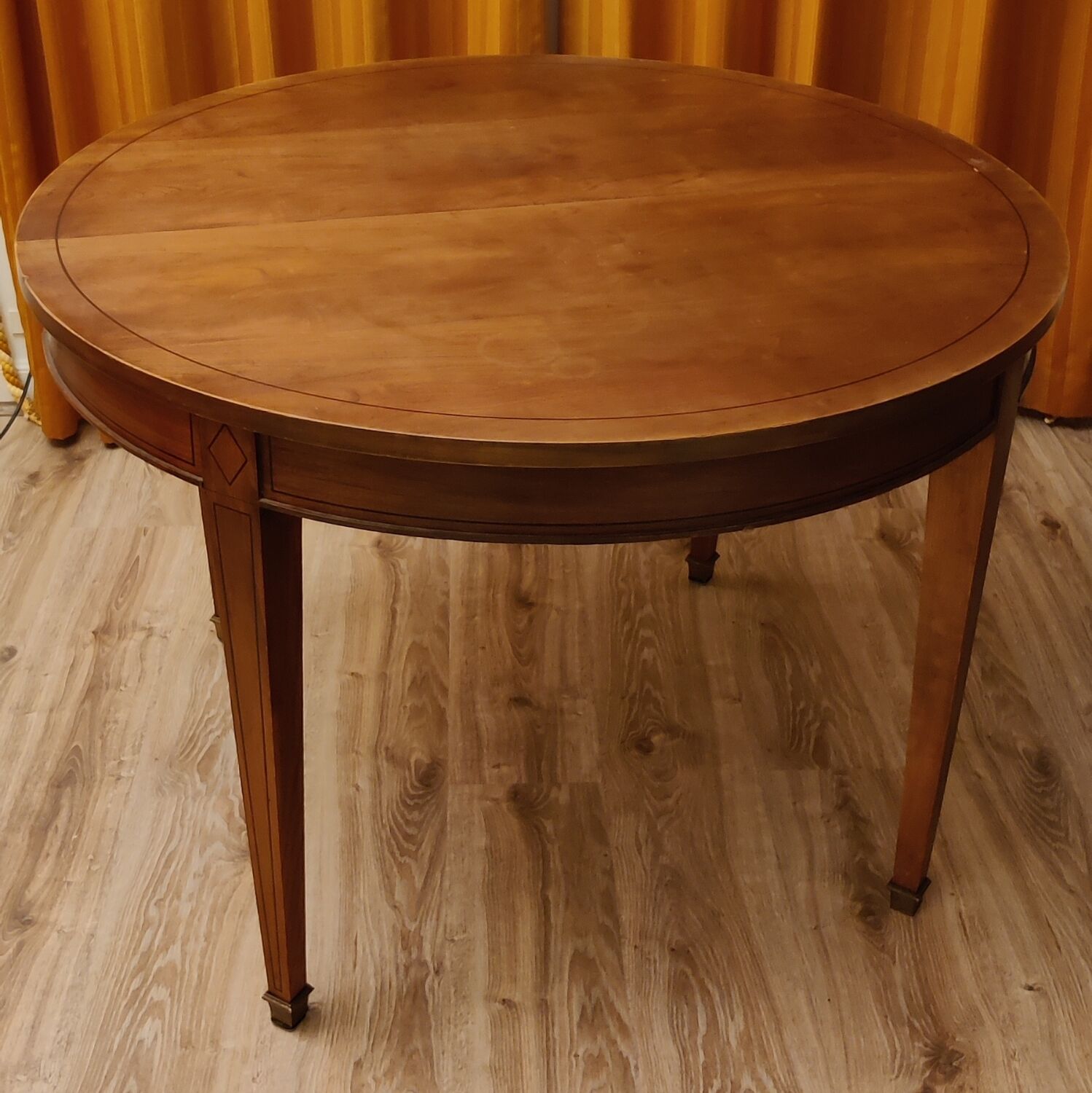Round cherry table with extension, 3 chairs and 1 armchair.