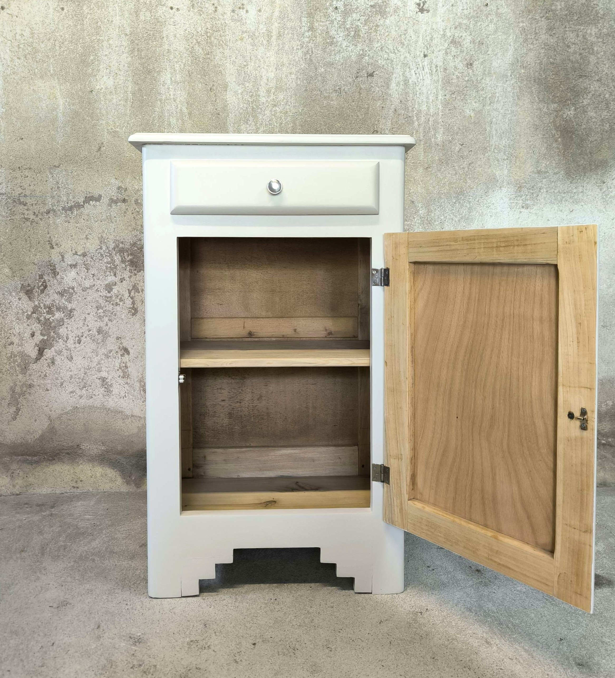Vintage buffet/confiturier in white/greige painted wood.