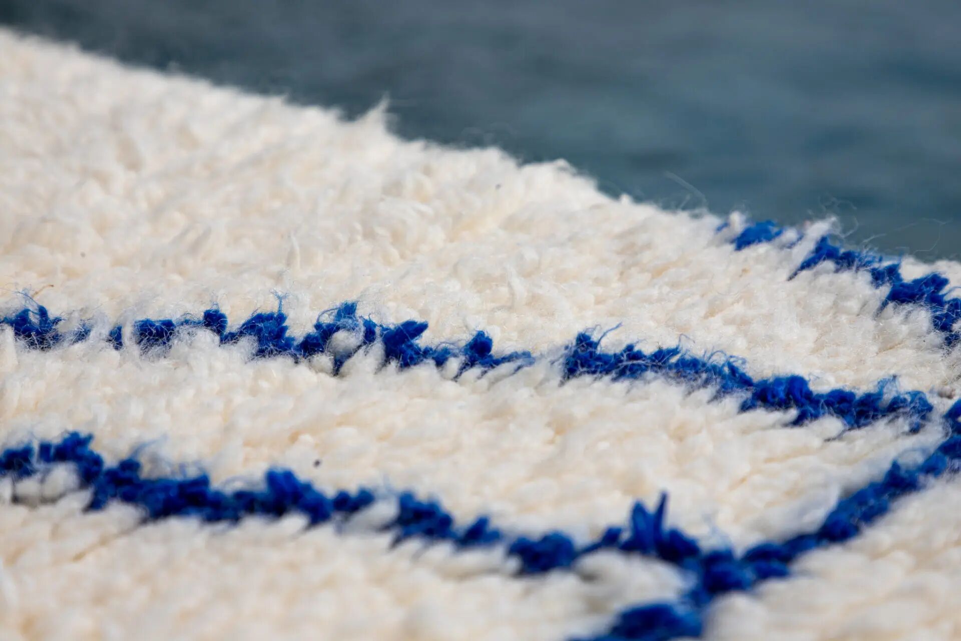 Tapis berbère Beni Ouarain blanc bleu