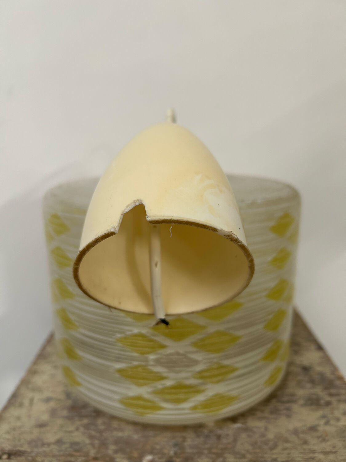 Vintage suspension 60s, 70's, white and yellow glass pop decoration