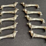 10 anciens porte-couteaux métal argenté zoomorphe (chien Teckel)
