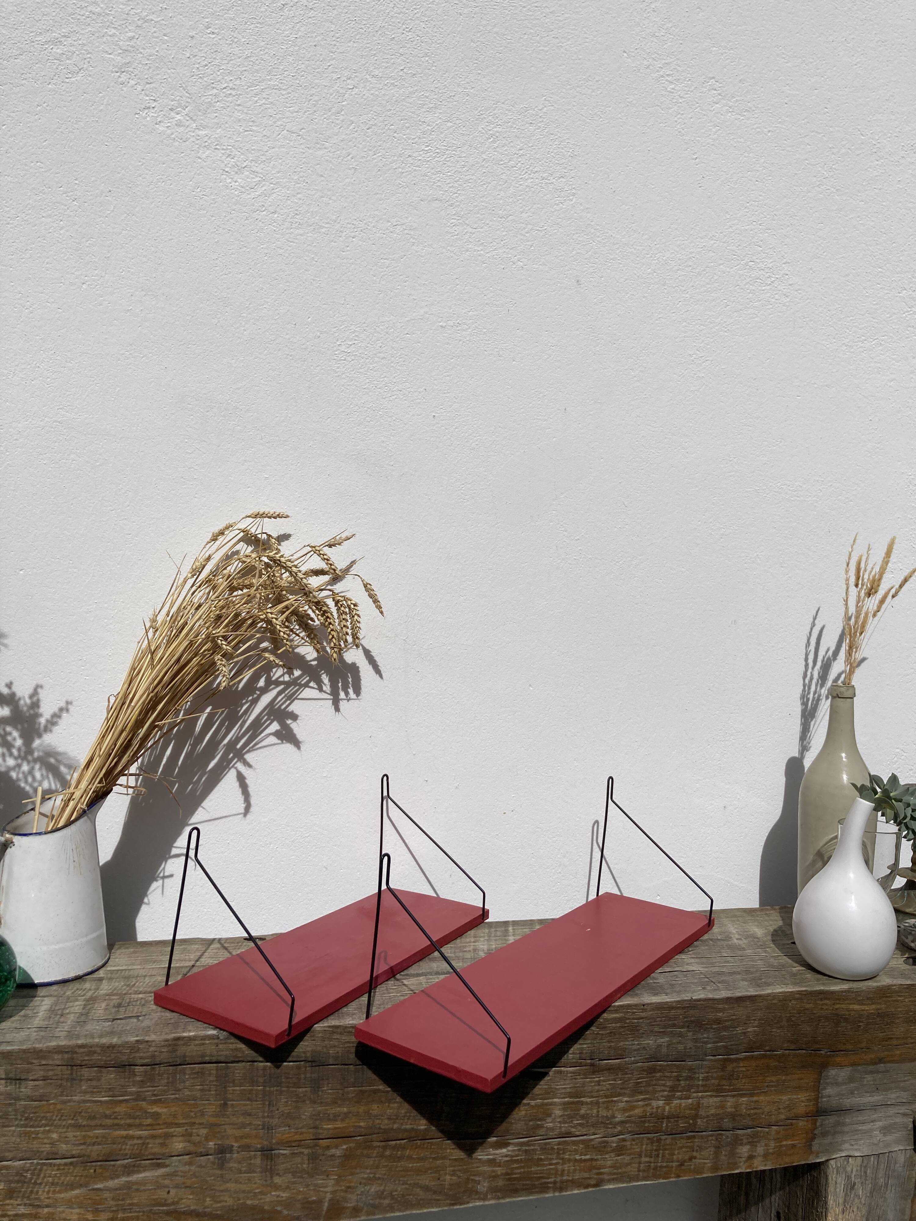 Duo of wall shelves in vintage red and black wood  1970.