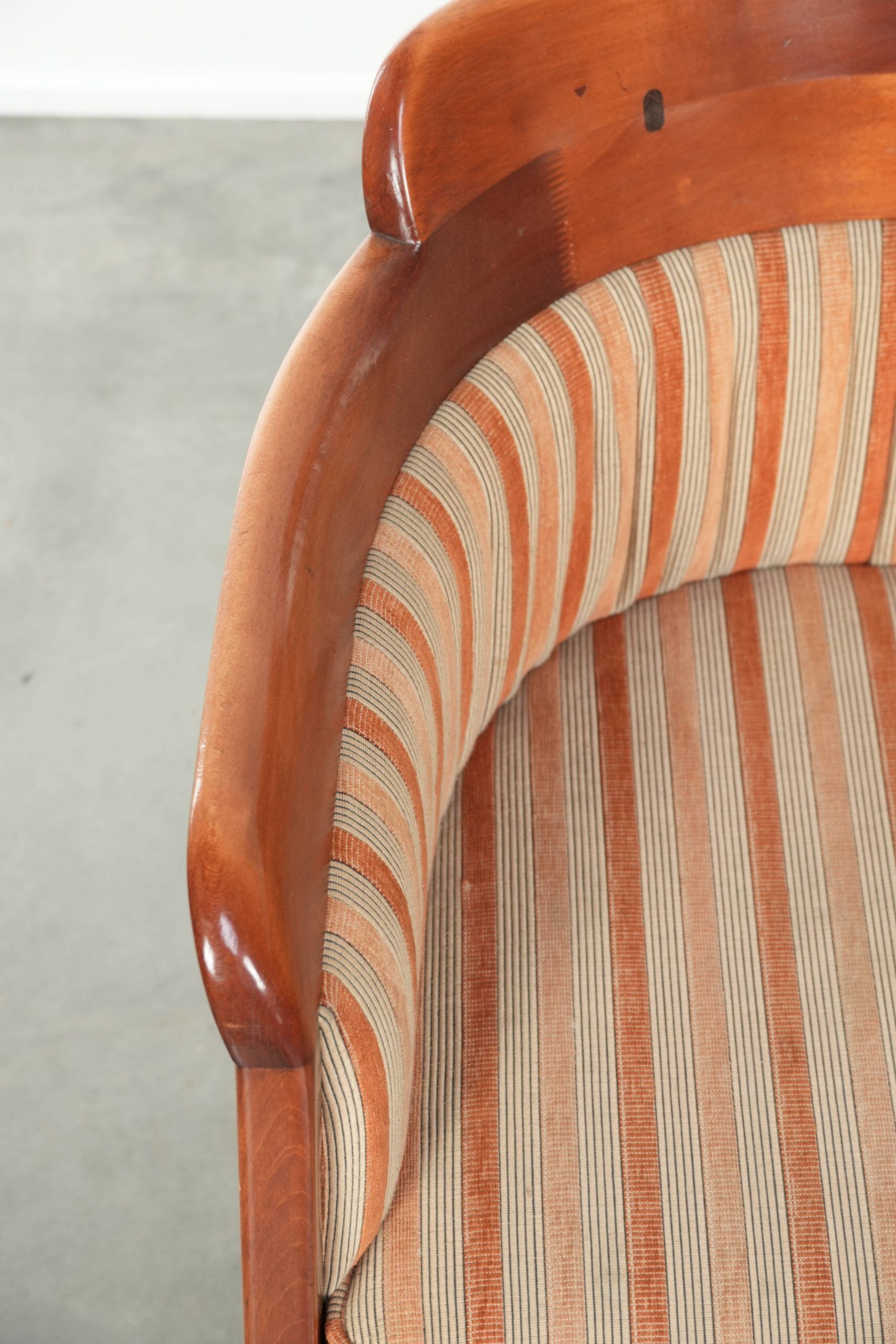 Concevoir une chaise de côté/de salle à manger avec un magnifique revêtement en tissu jaune luxueux.