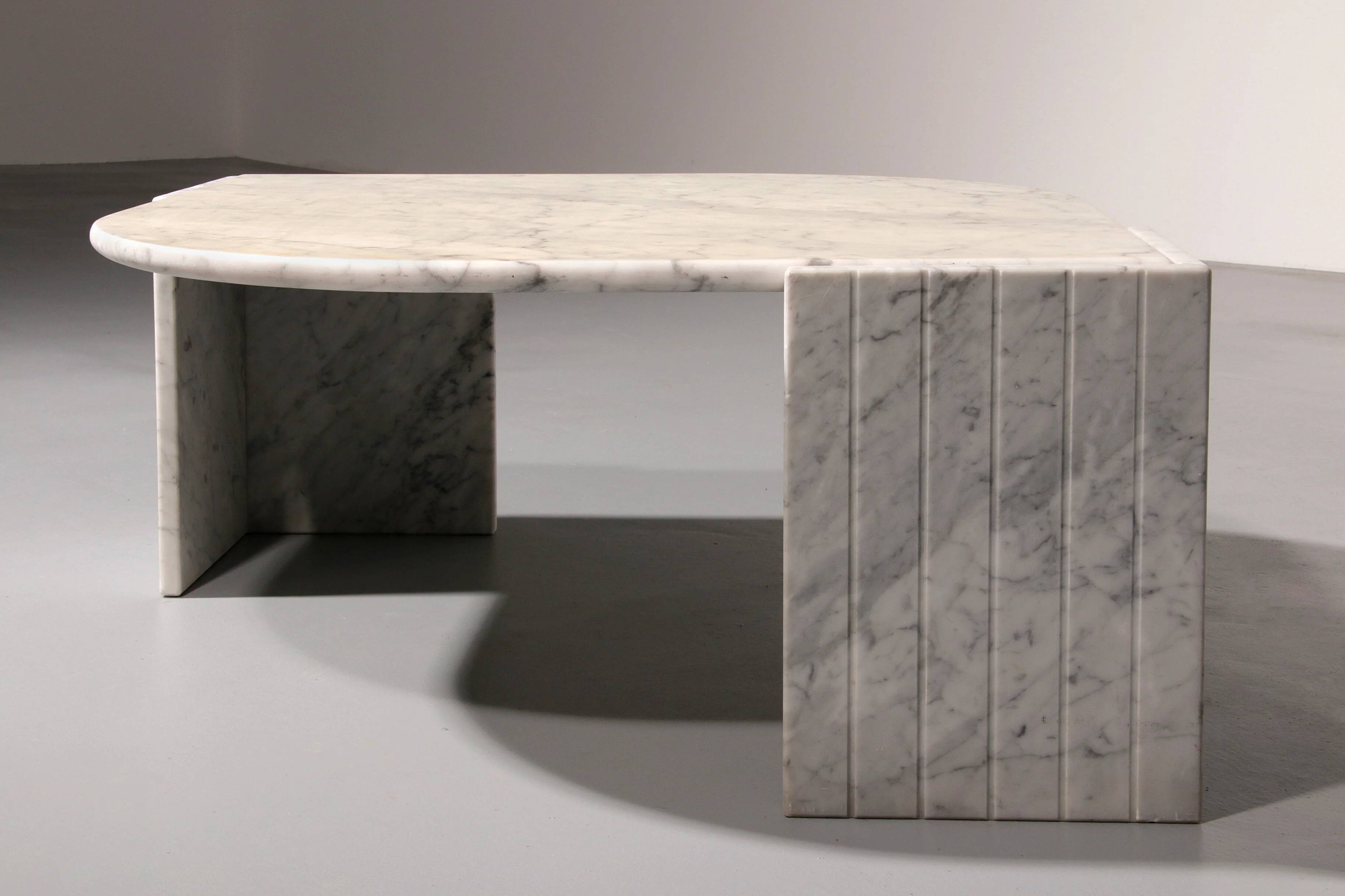 Table basse italienne en marbre en forme de larme, années 1980