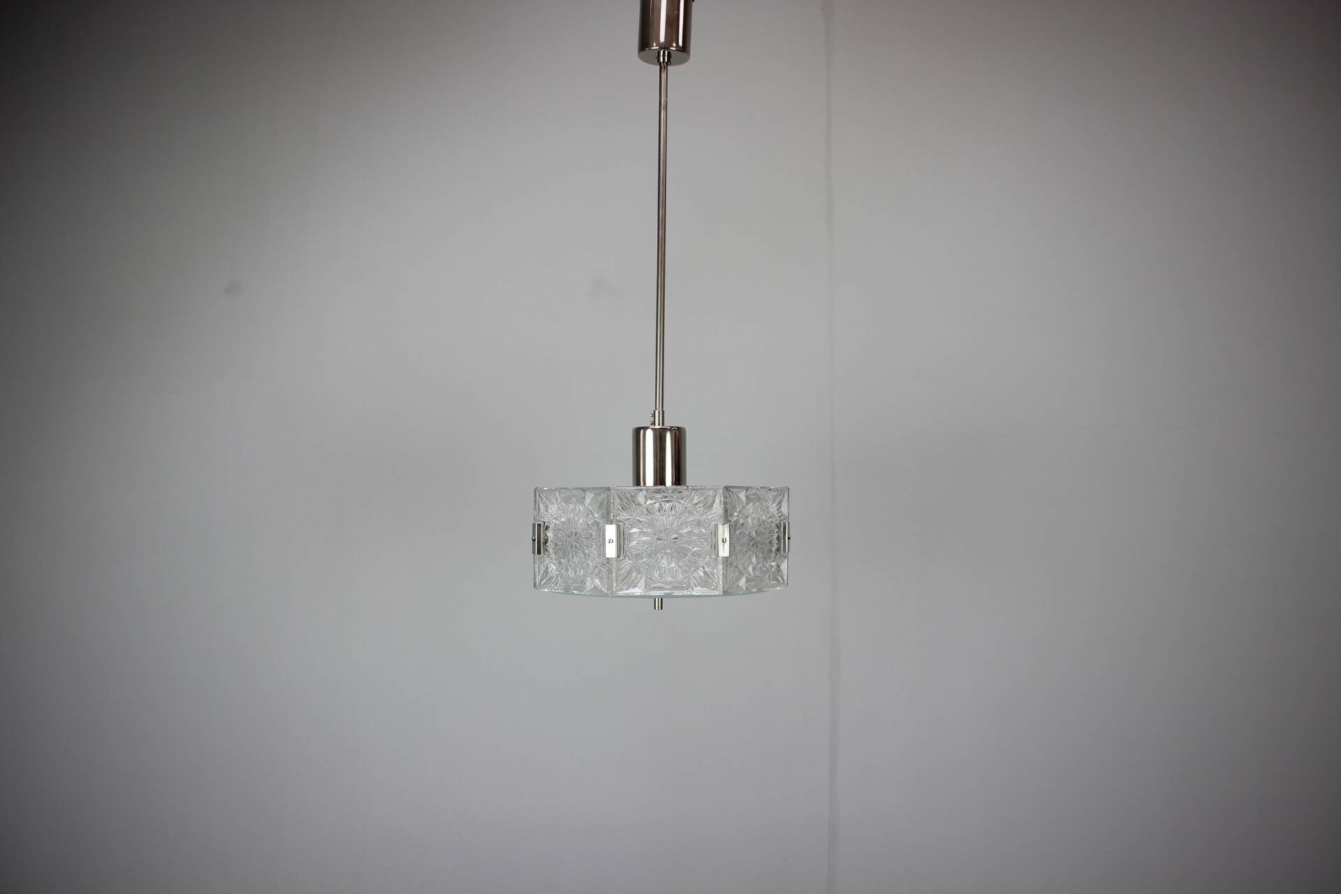 Suspension en verre taillé de Kamenický Šenov et chrome des années 1970 en Tchécoslovaquie