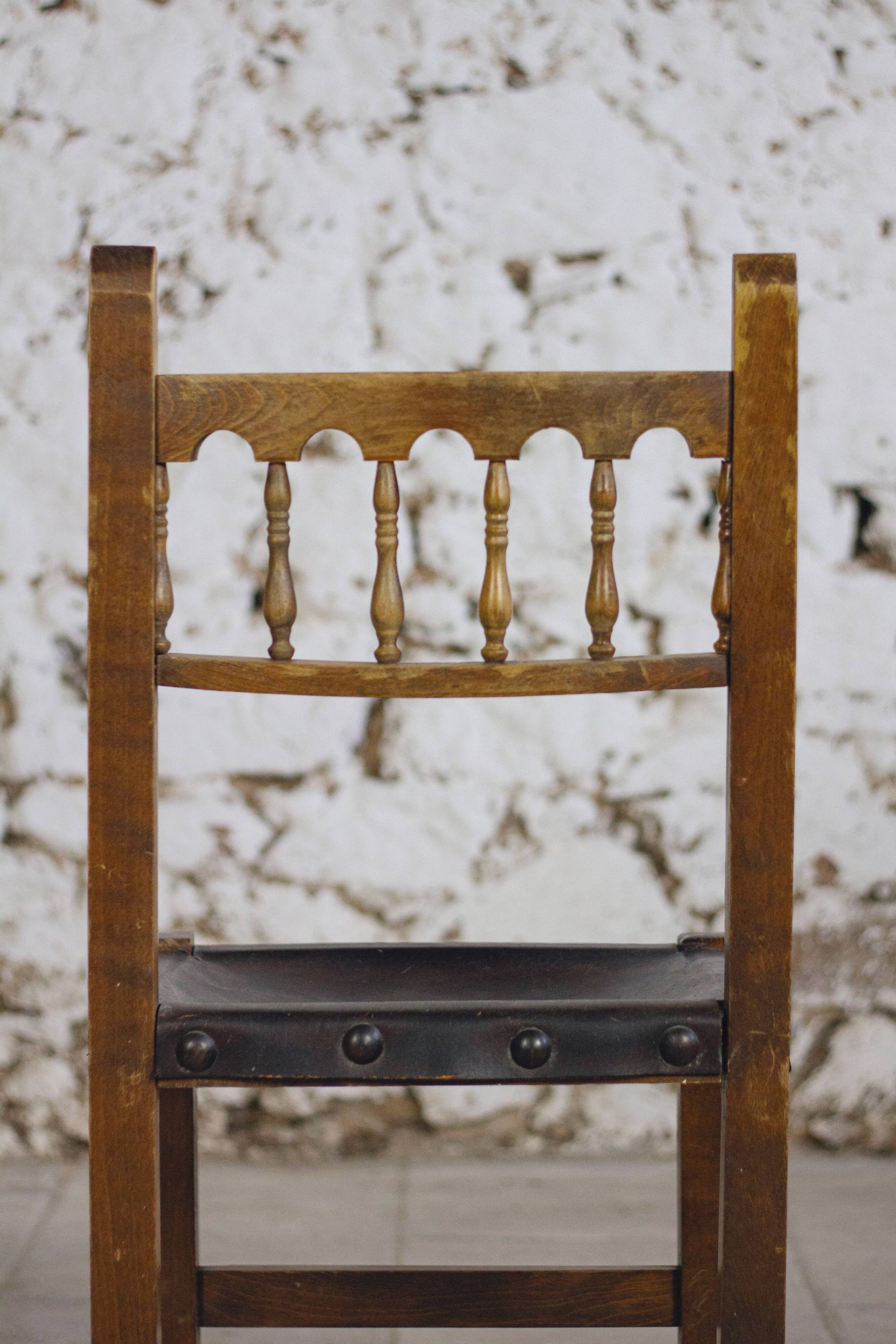 Chaise brutaliste bois et cuir espagnol, 1950