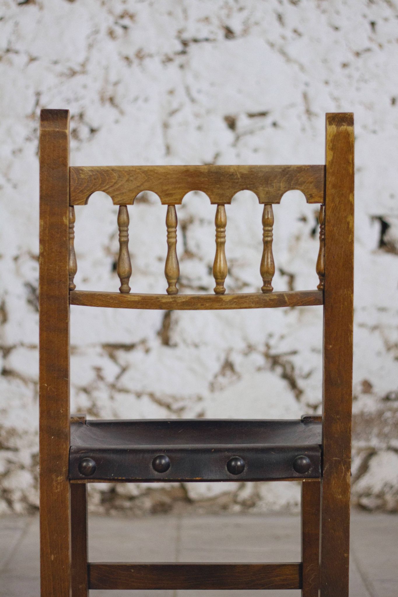 Chaise brutaliste bois et cuir espagnol, 1950