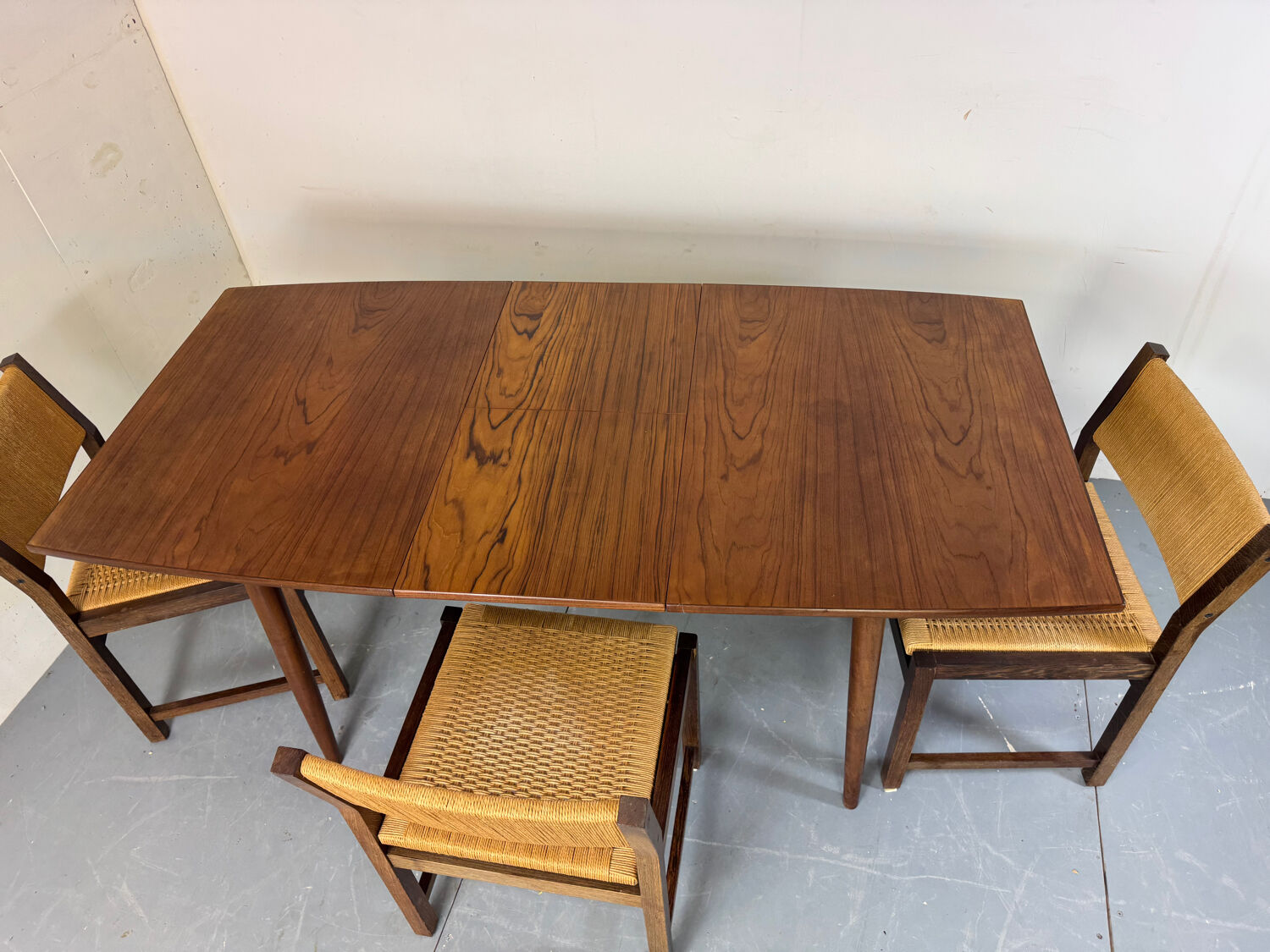 Table de salle à manger extensible en teck, style danois vintage des années 1950.