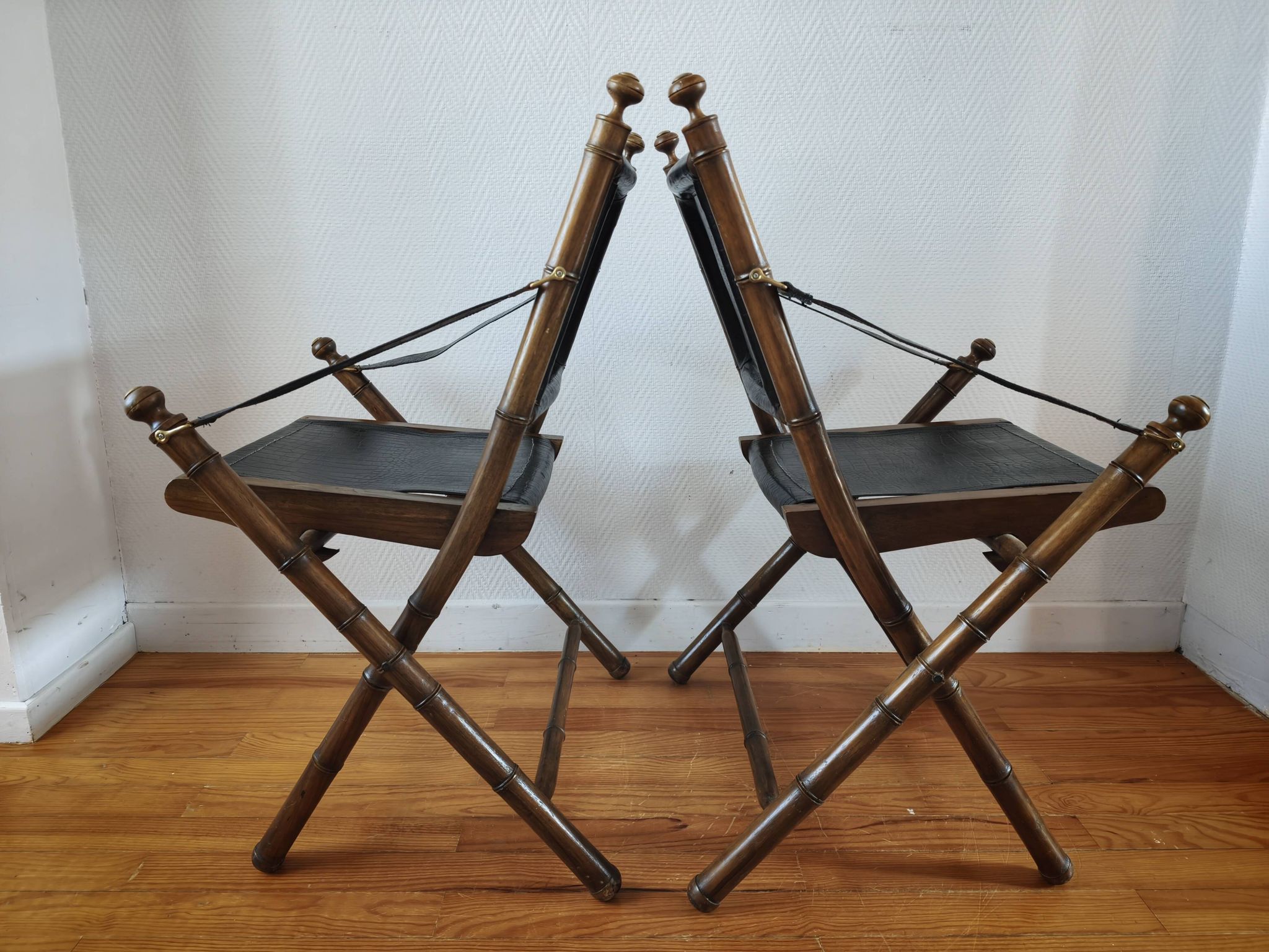 Paire de chaises pliantes safari  en cuir 1970-80