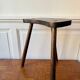 Tabouret tripode haut en bois massif