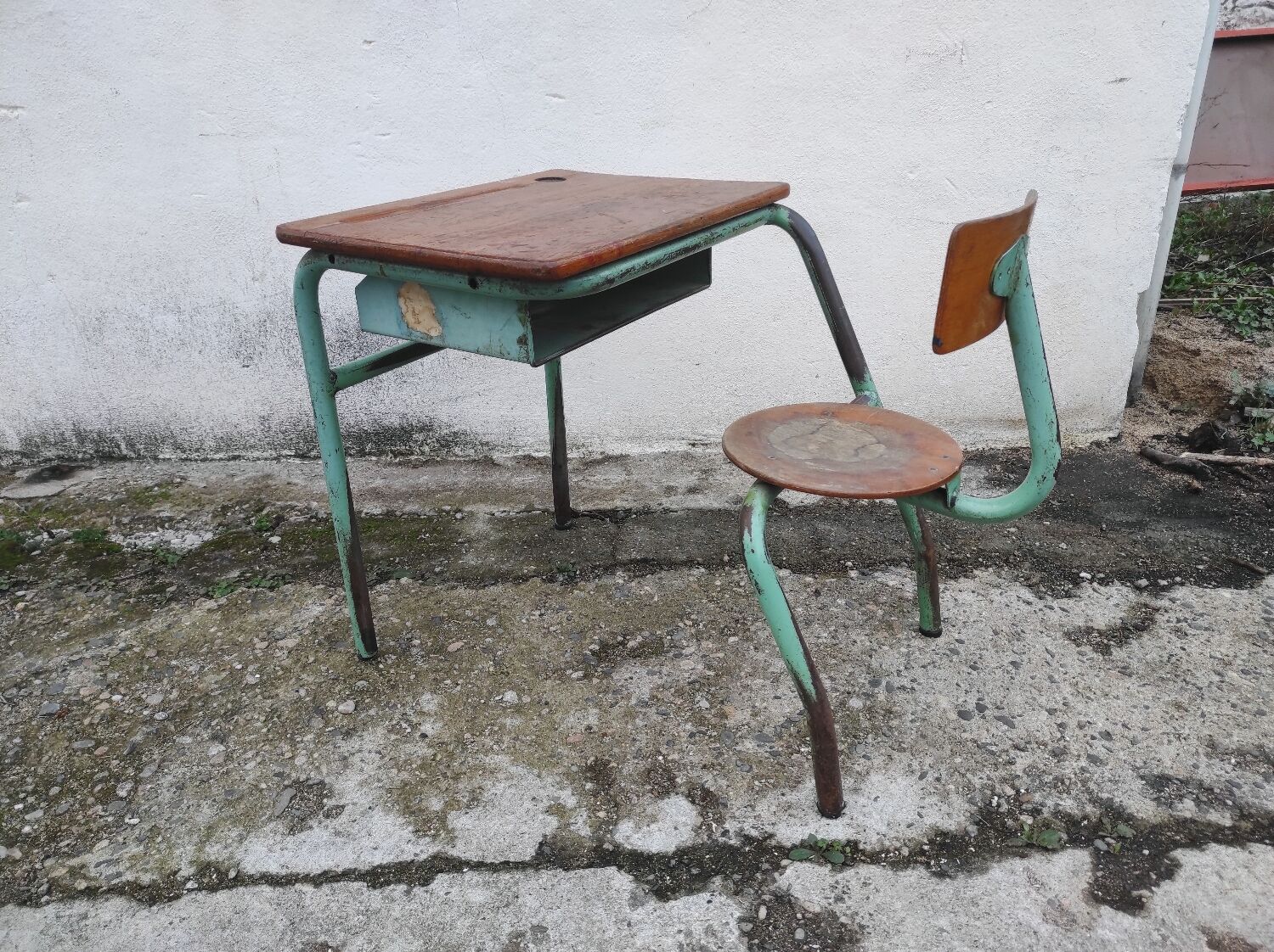 Old one-piece children's desk