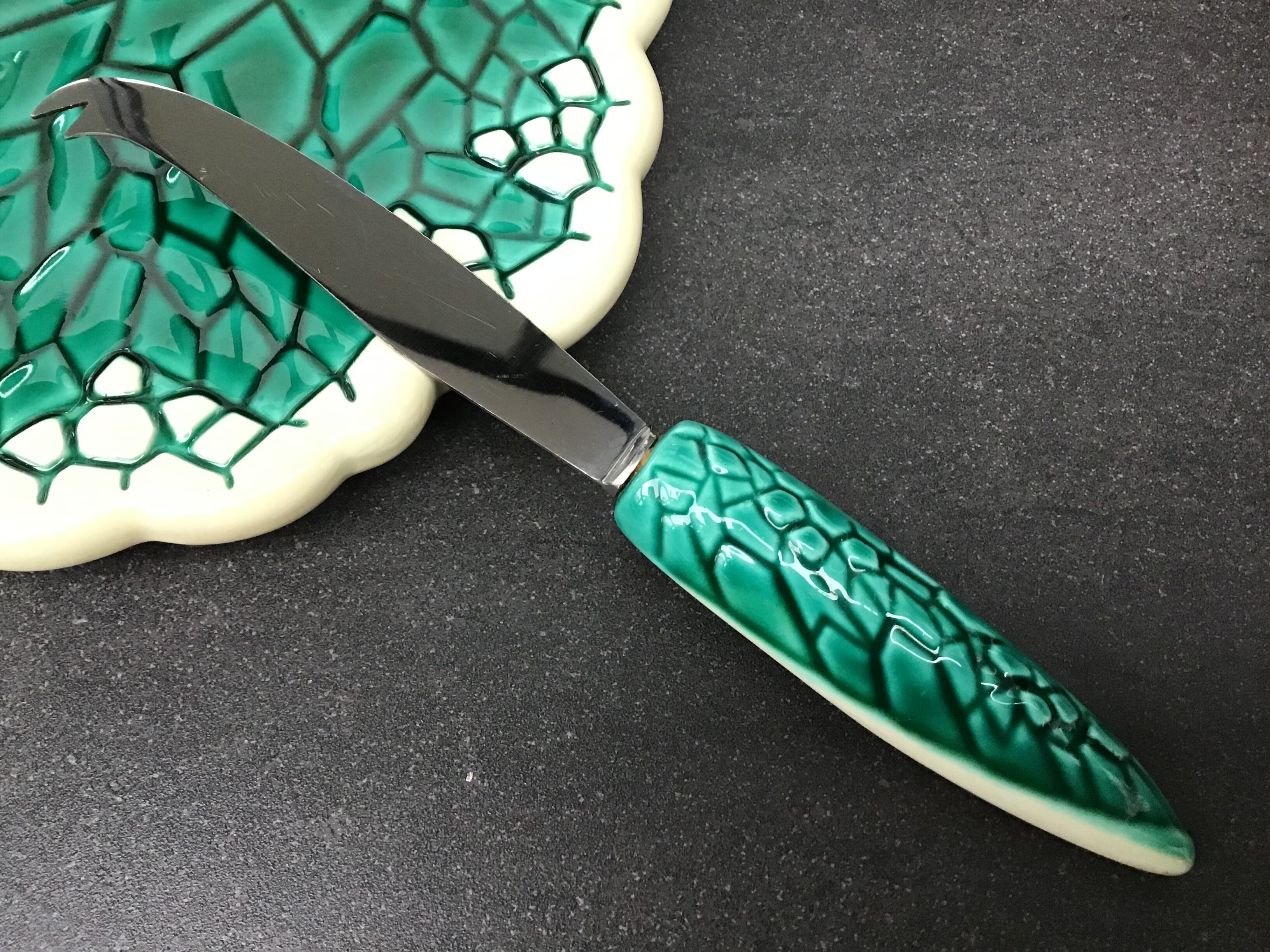 Verceram cheese platter and knife, leaf decoration