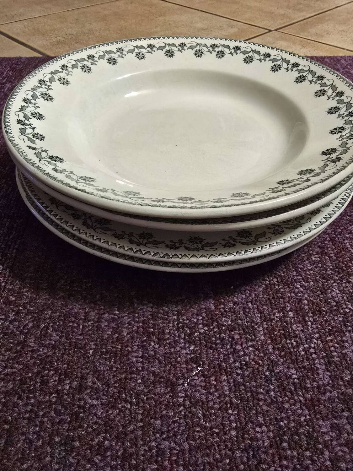 Set of deep and flat plates Moulin des Loups Georgette