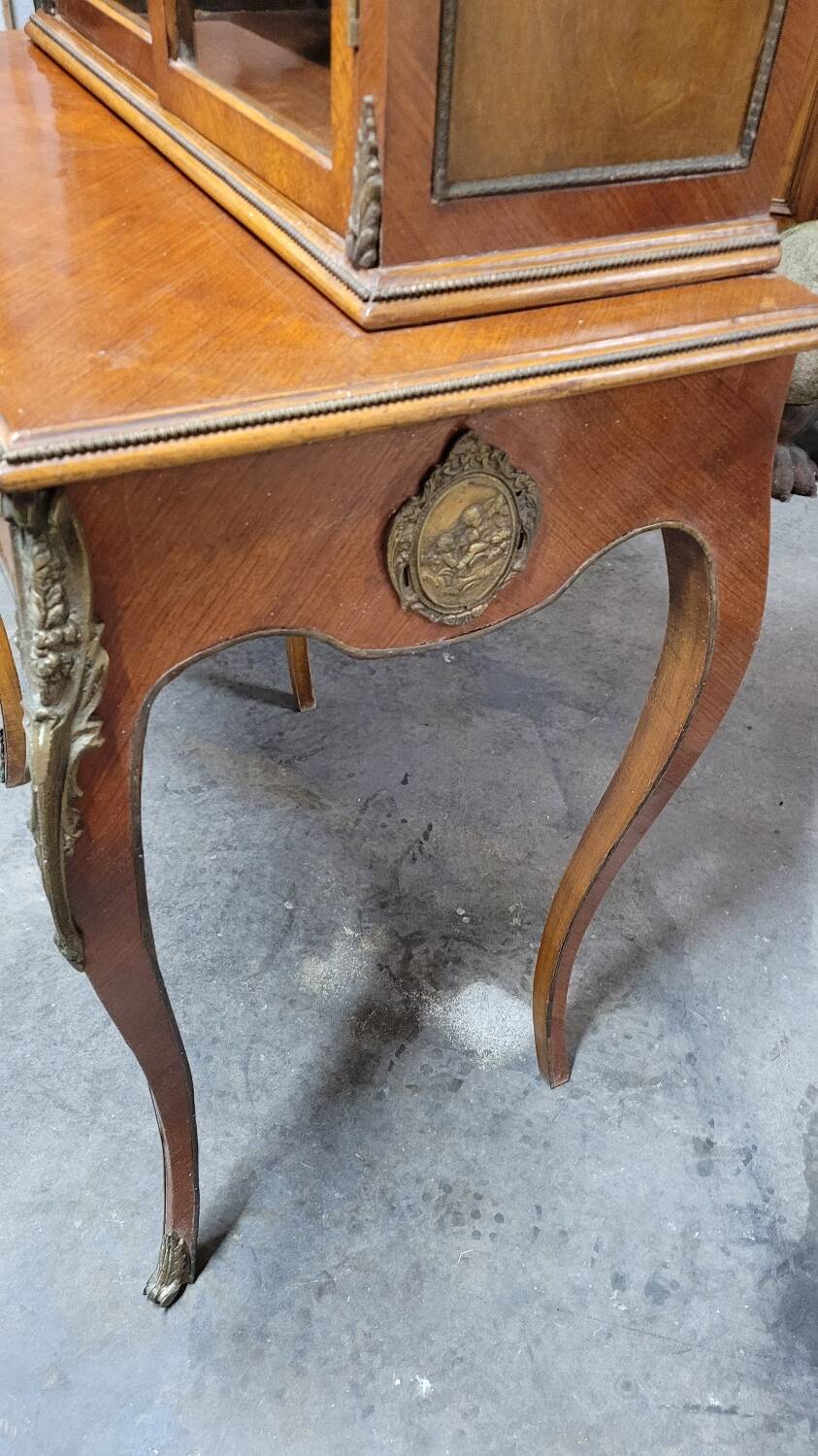 Louis XV bonheur du jour in rosewood marquetry decorated with bronze.