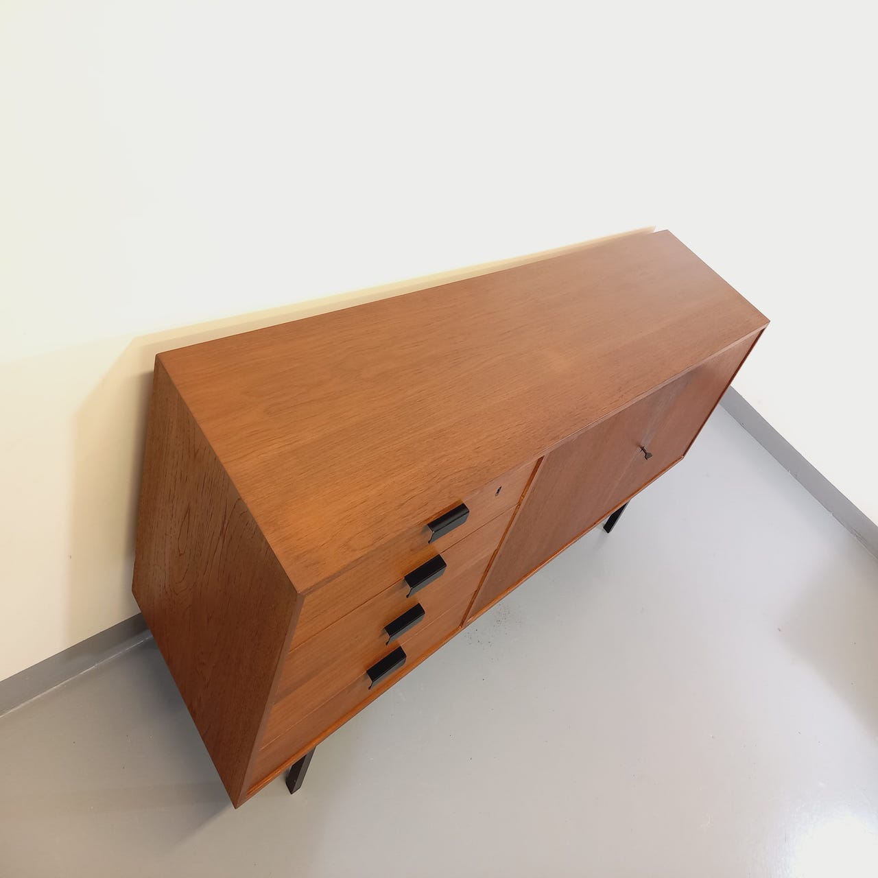 Vintage Scandinavian style modernist teak sideboard from the 50s 60s, Robin Day design for Hille