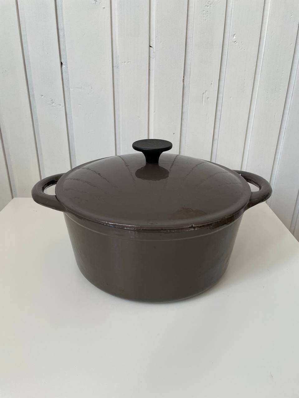 Round enameled cast iron casserole dish 26cm