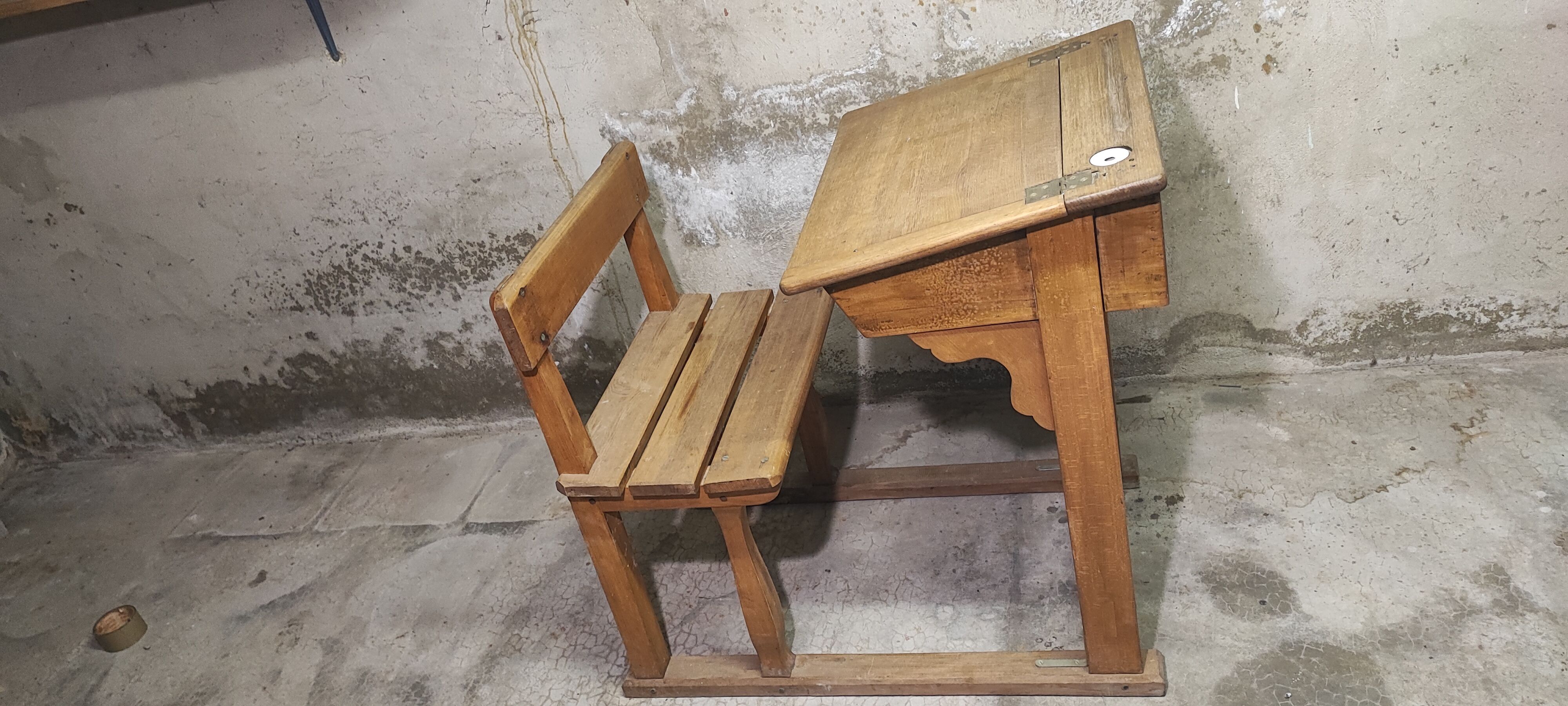 Bureau pupitre écolier une personne