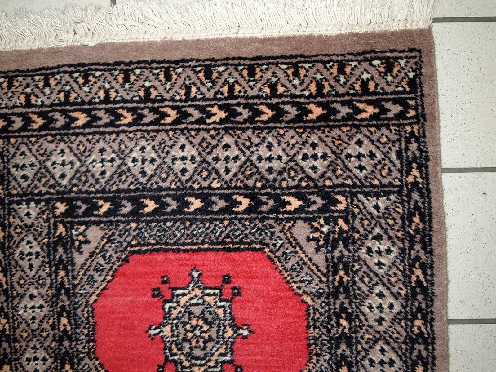 Tapis Bukhara Vintage Ouzbek, Années 1960, Élégance Traditionnelle