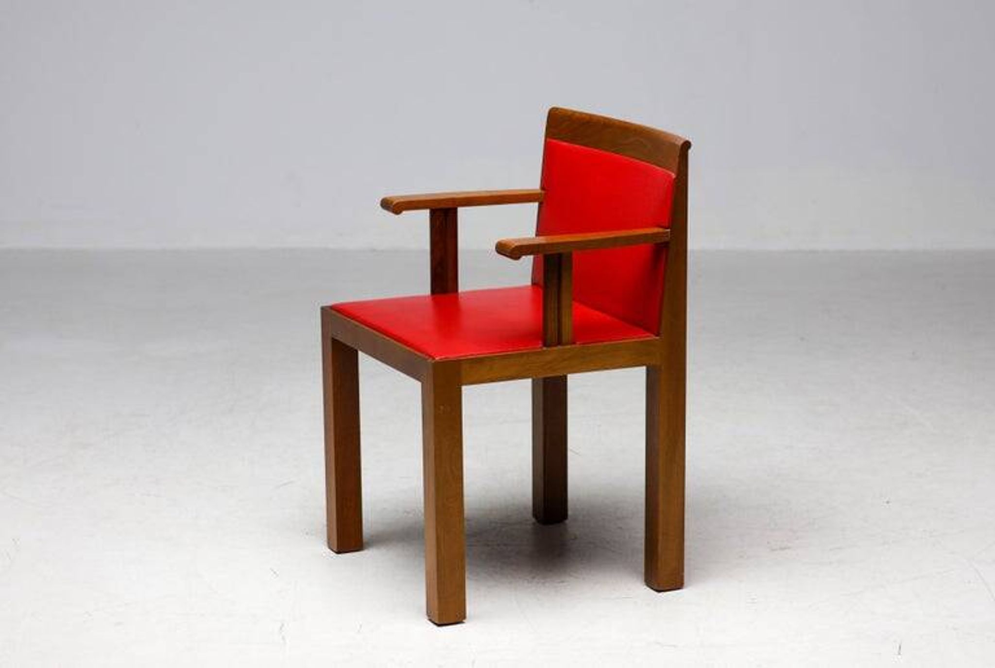 A masterpiece of Italian modernism: eleven Aldo Rossi red Teatro arm chairs