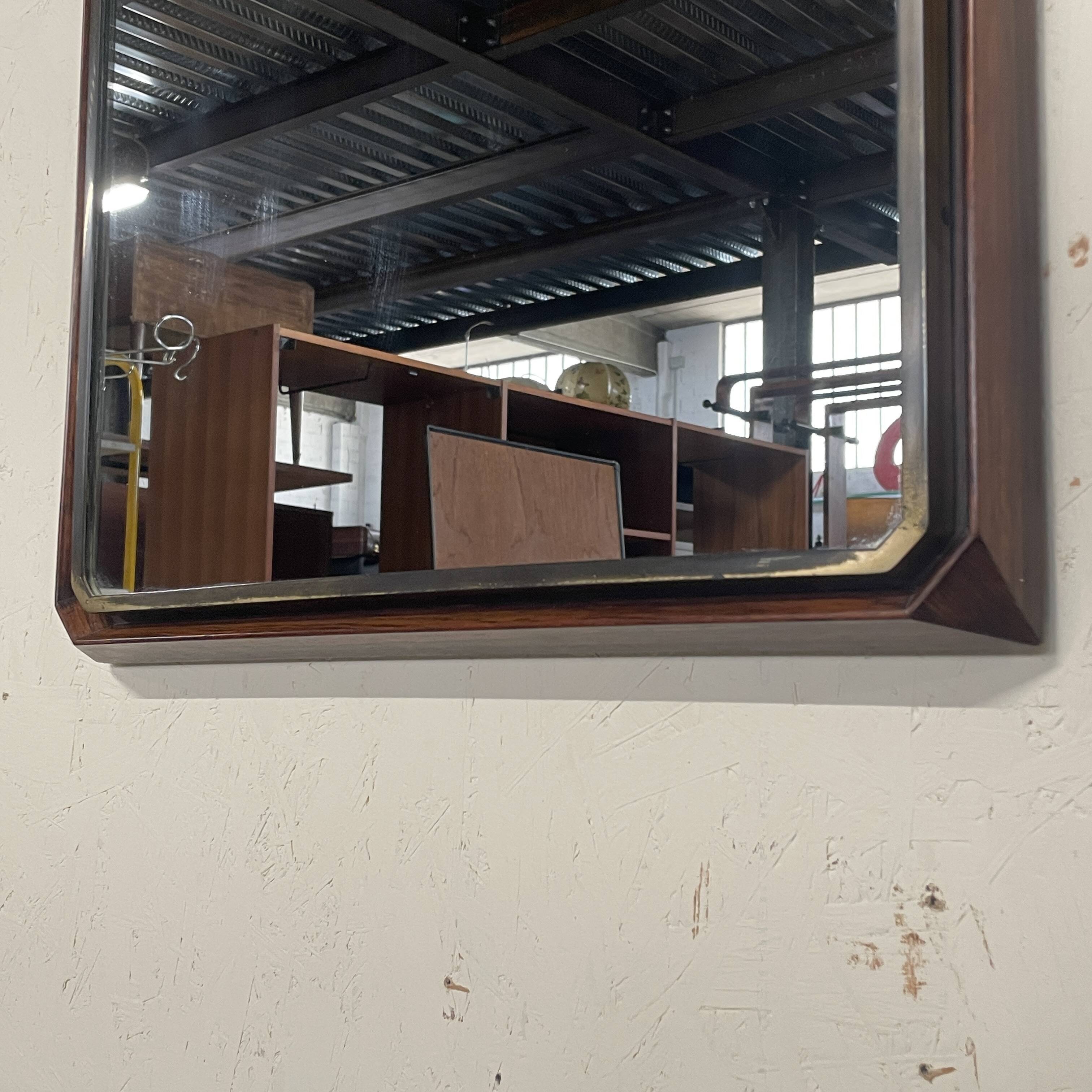 Specchio da parete rettangolare degli anni '50 in legno e ottone