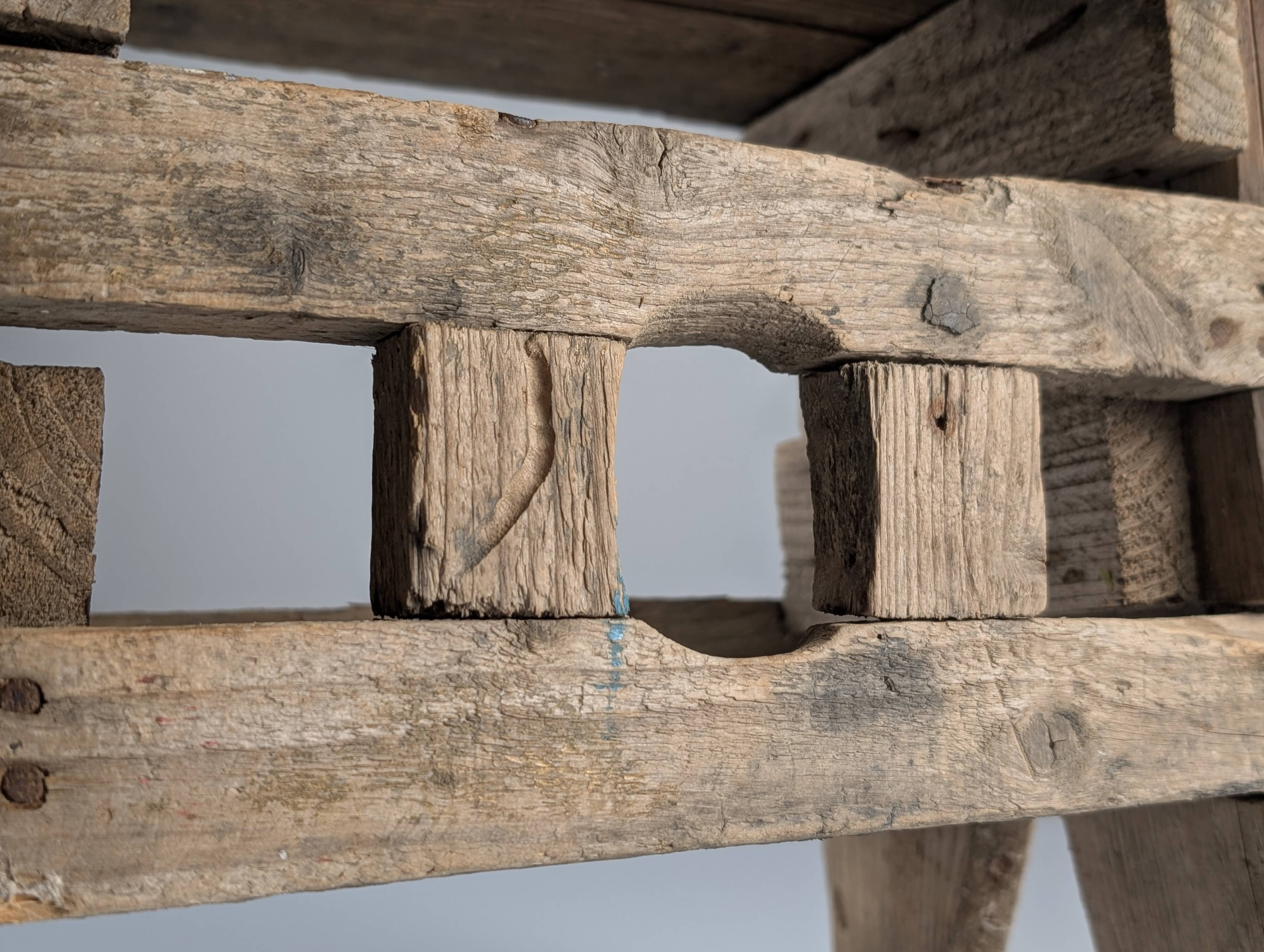 Tabouret ancien en bois, style wabi-sabi, artisanat traditionnel