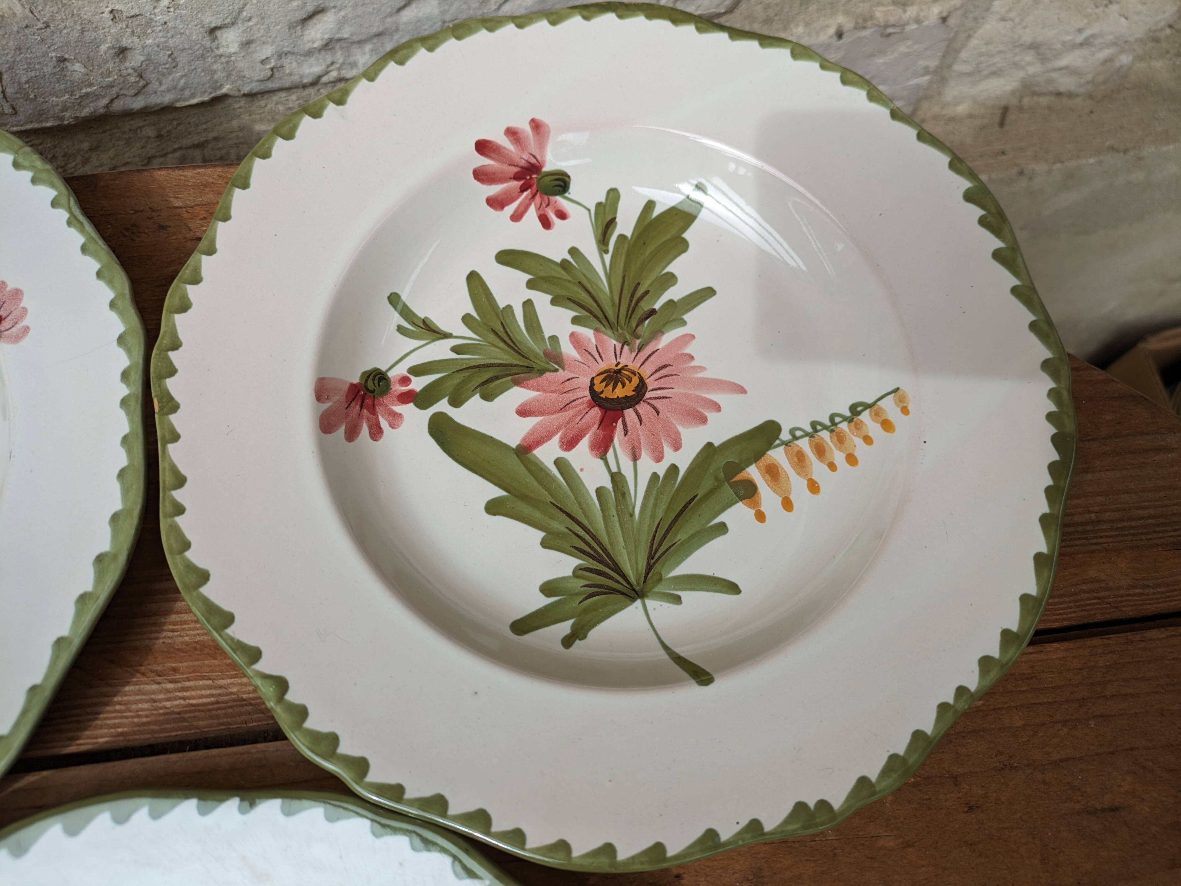 Ensemble de 3 assiettes creuses décoratives à décor floral