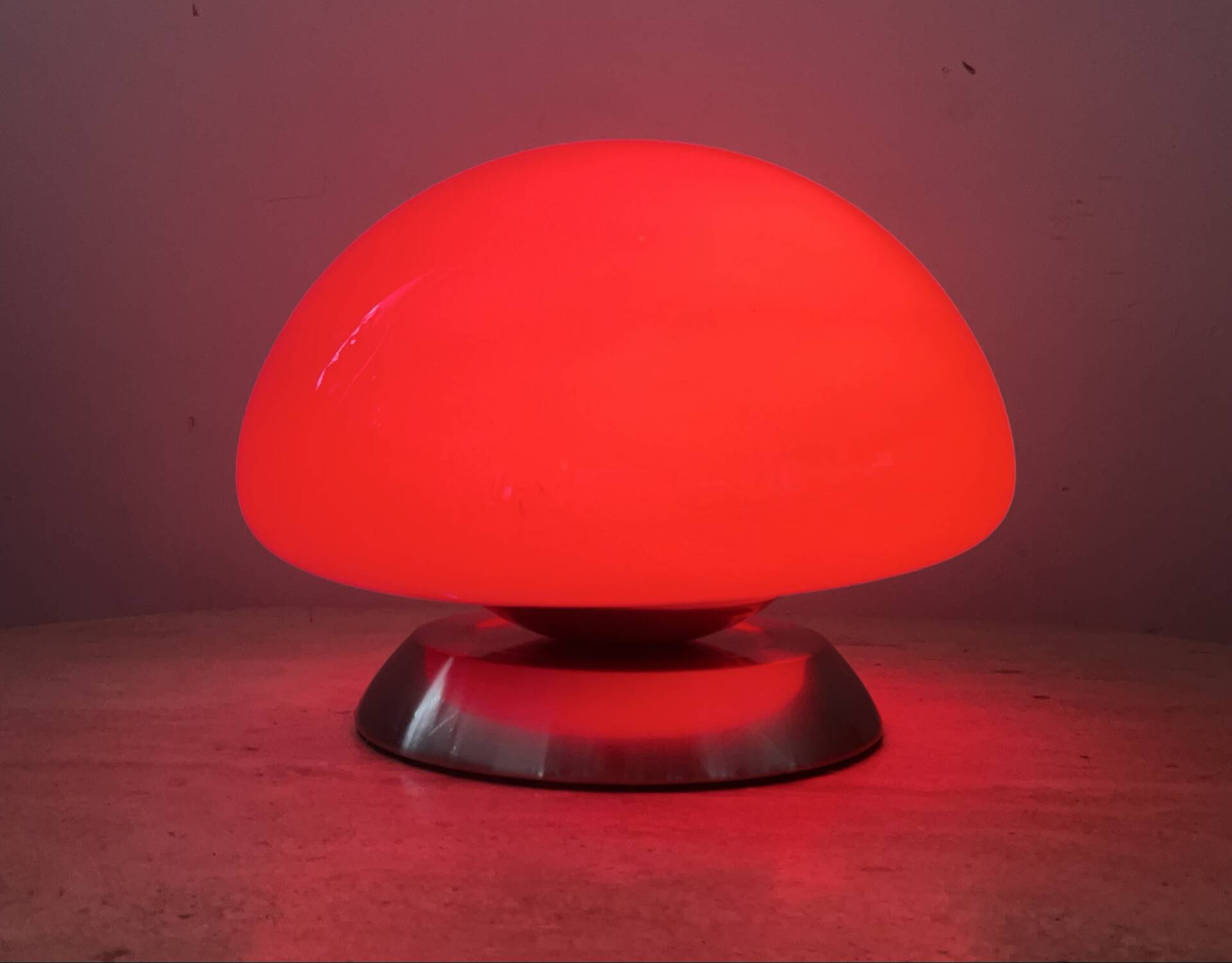 Vintage mushroom lamp in opaline from the 1980s.