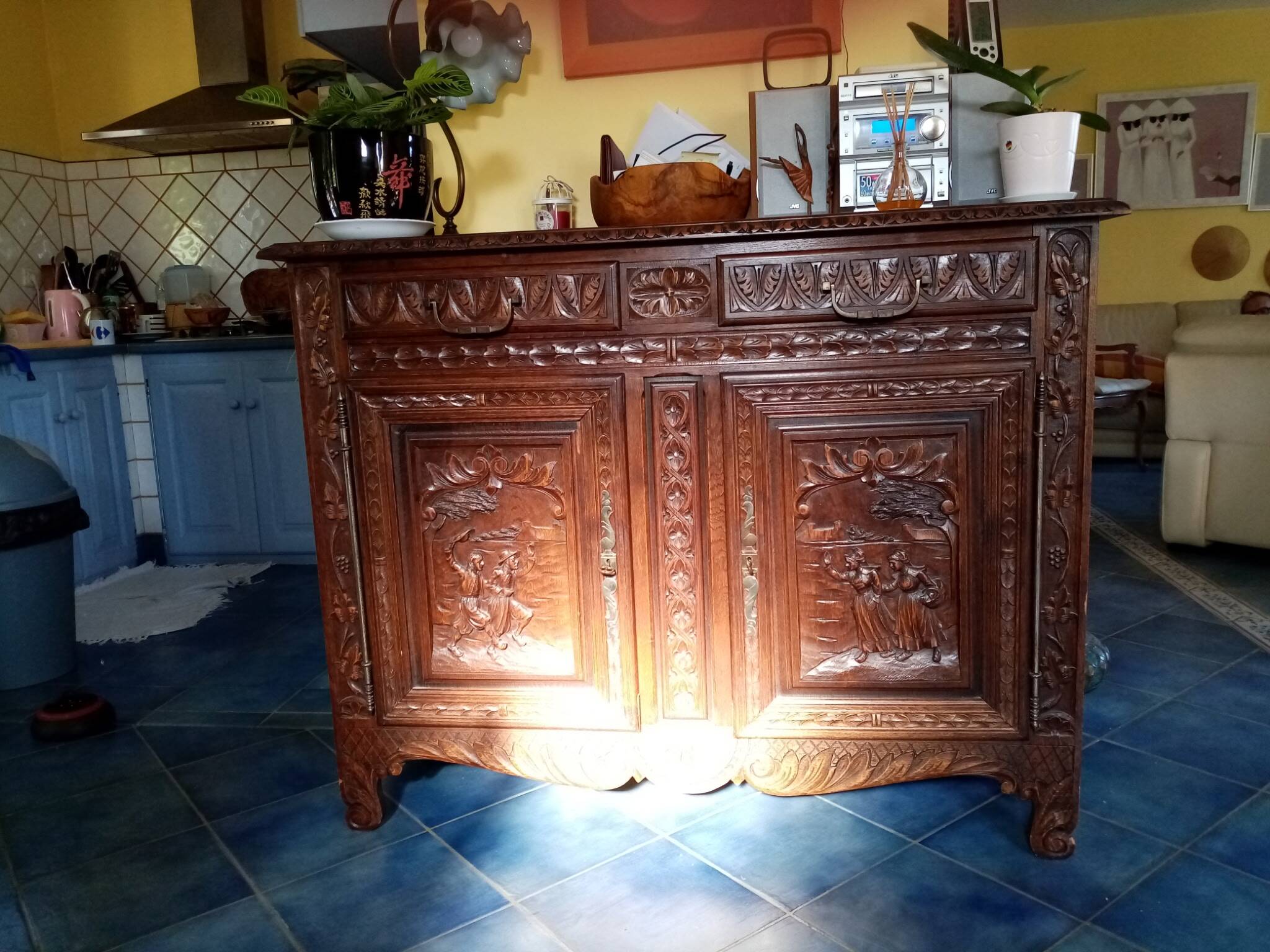 Antique buffet from 1950 in Breton style