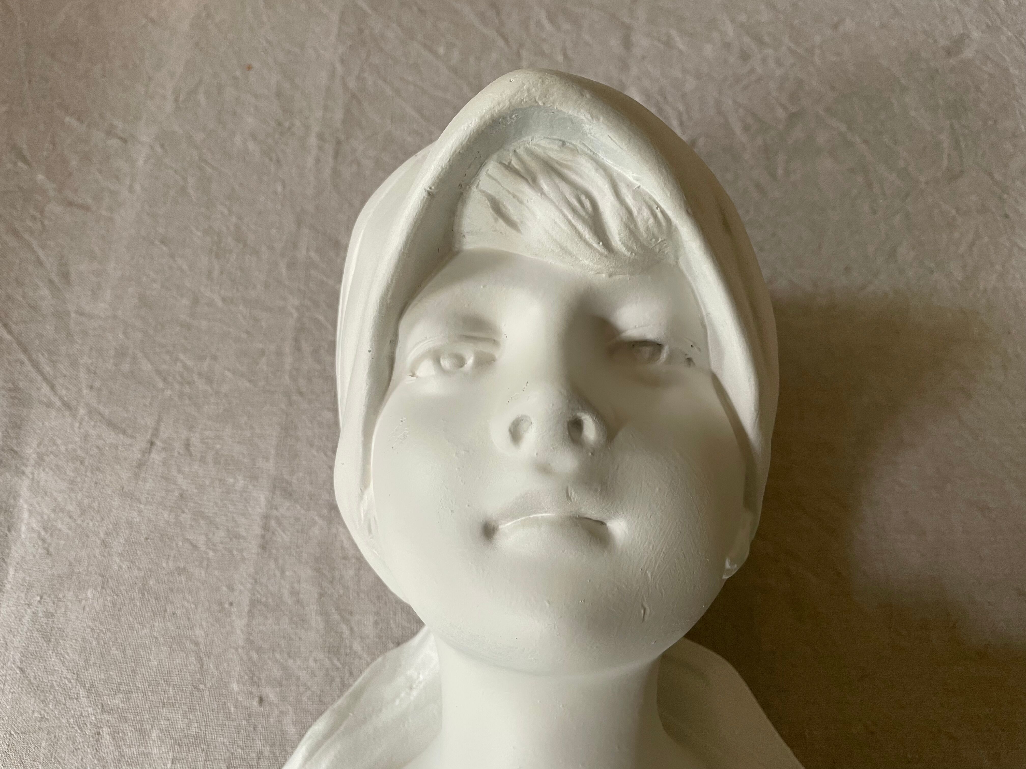 Buste de jeune fille en plâtre