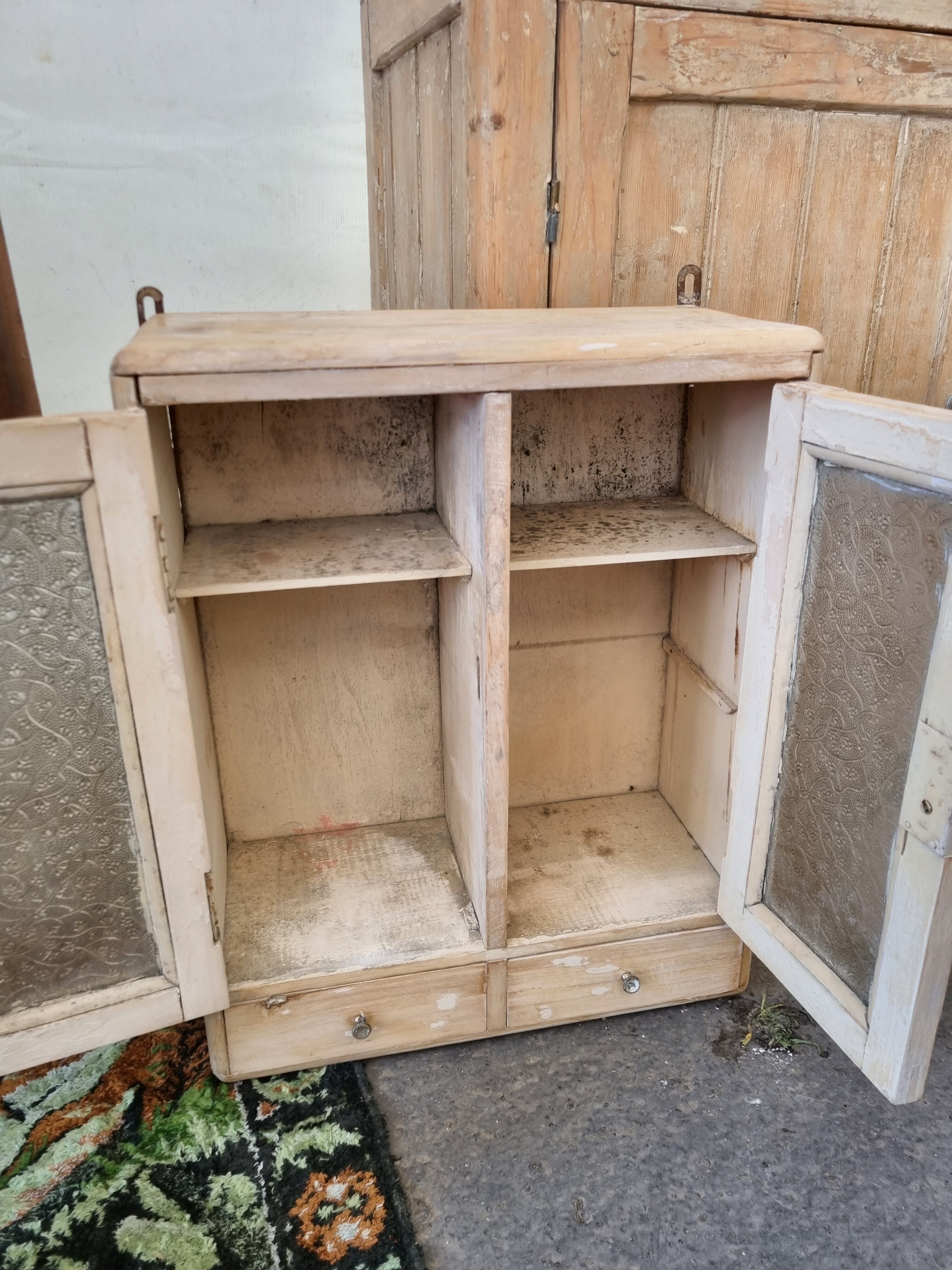 Armoire à pharmacie ou à épices
