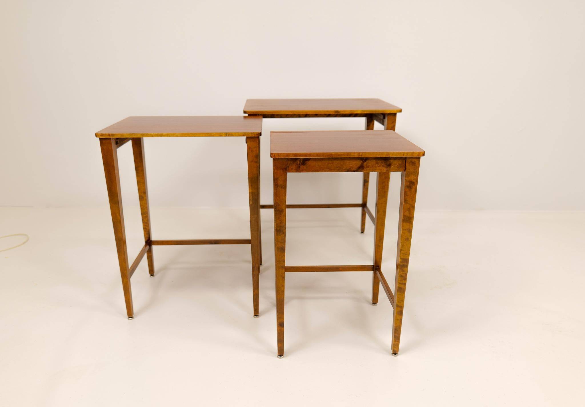 Tables gigognes Art déco en acajou et bouleau teinté, NK Suède, années 1940