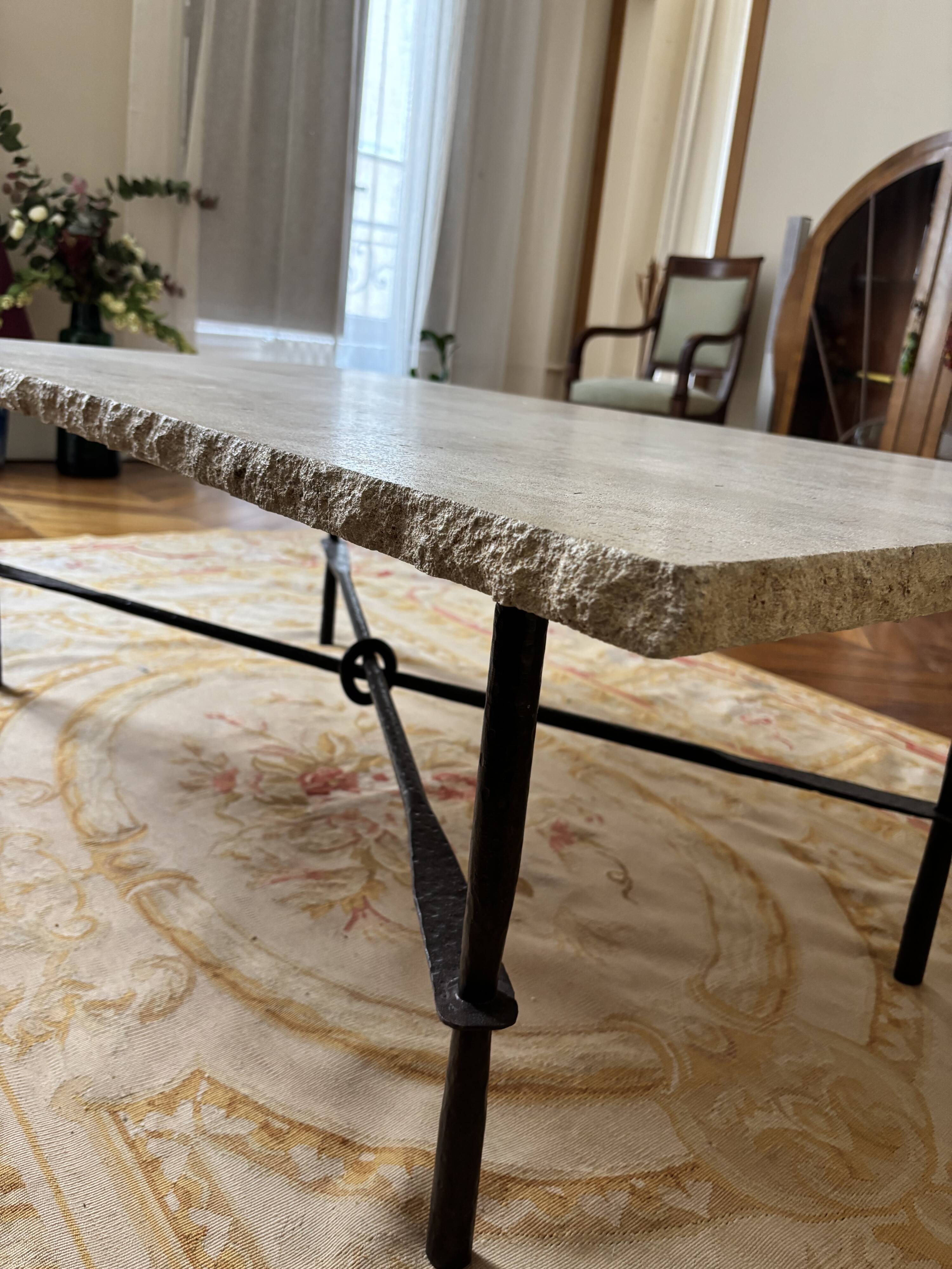 Table basse en travertin et piétement en fer forgé