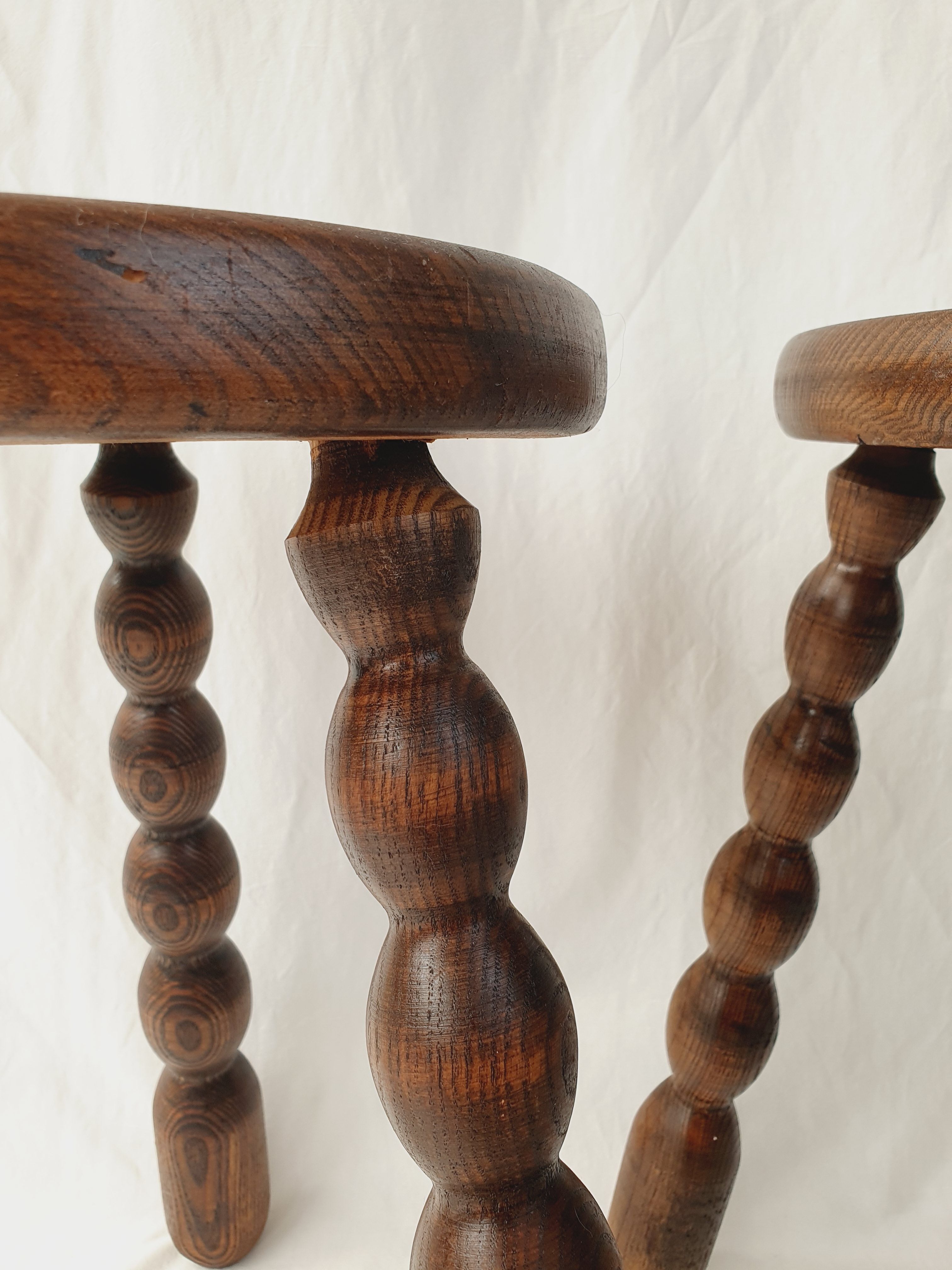 Paire de tabourets tripode en bois tourné