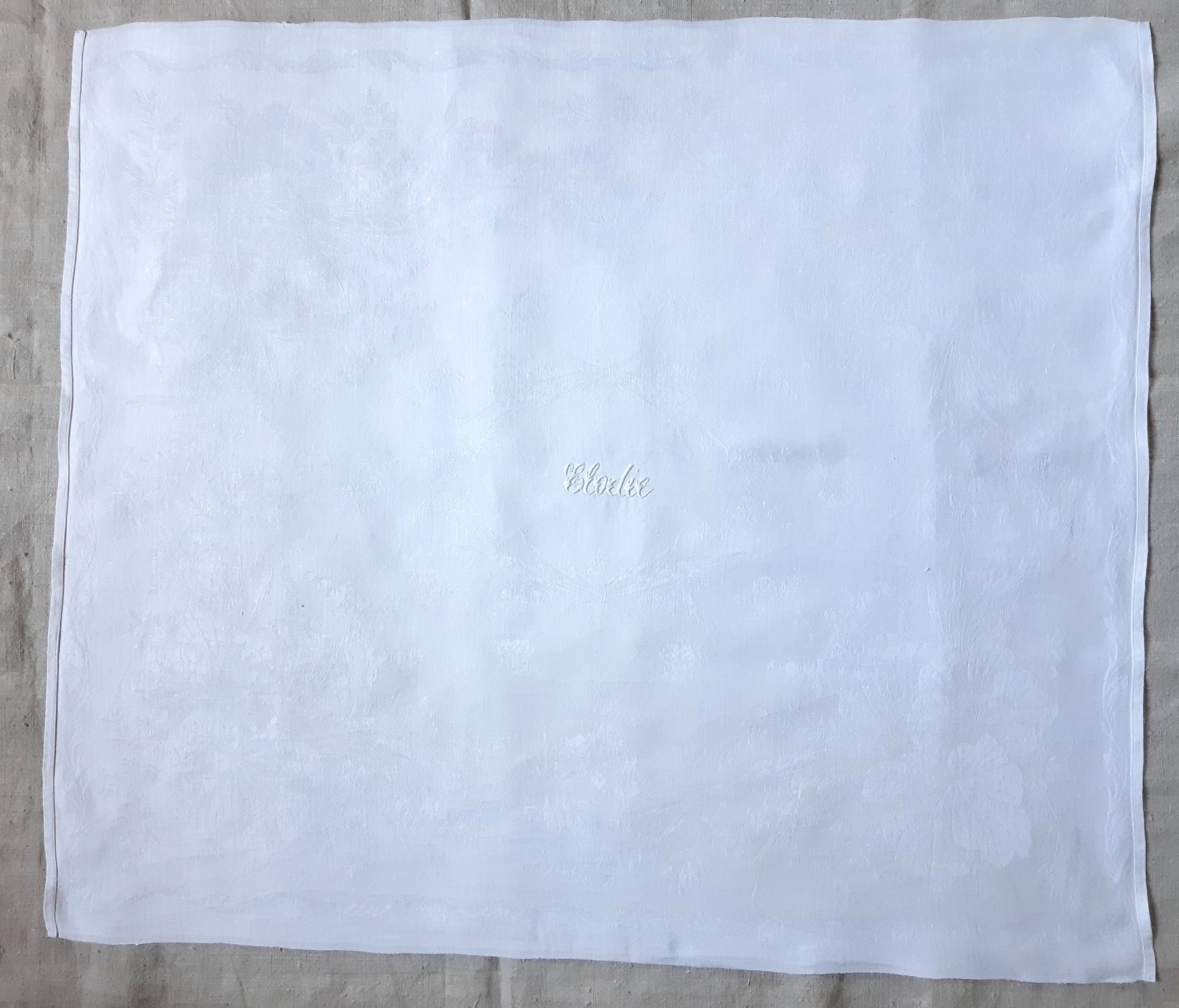 service table damned, tablecloth and 6 embroidered napkins "Elodie", 2m40 x 1m75, late nineteenth, early twentieth