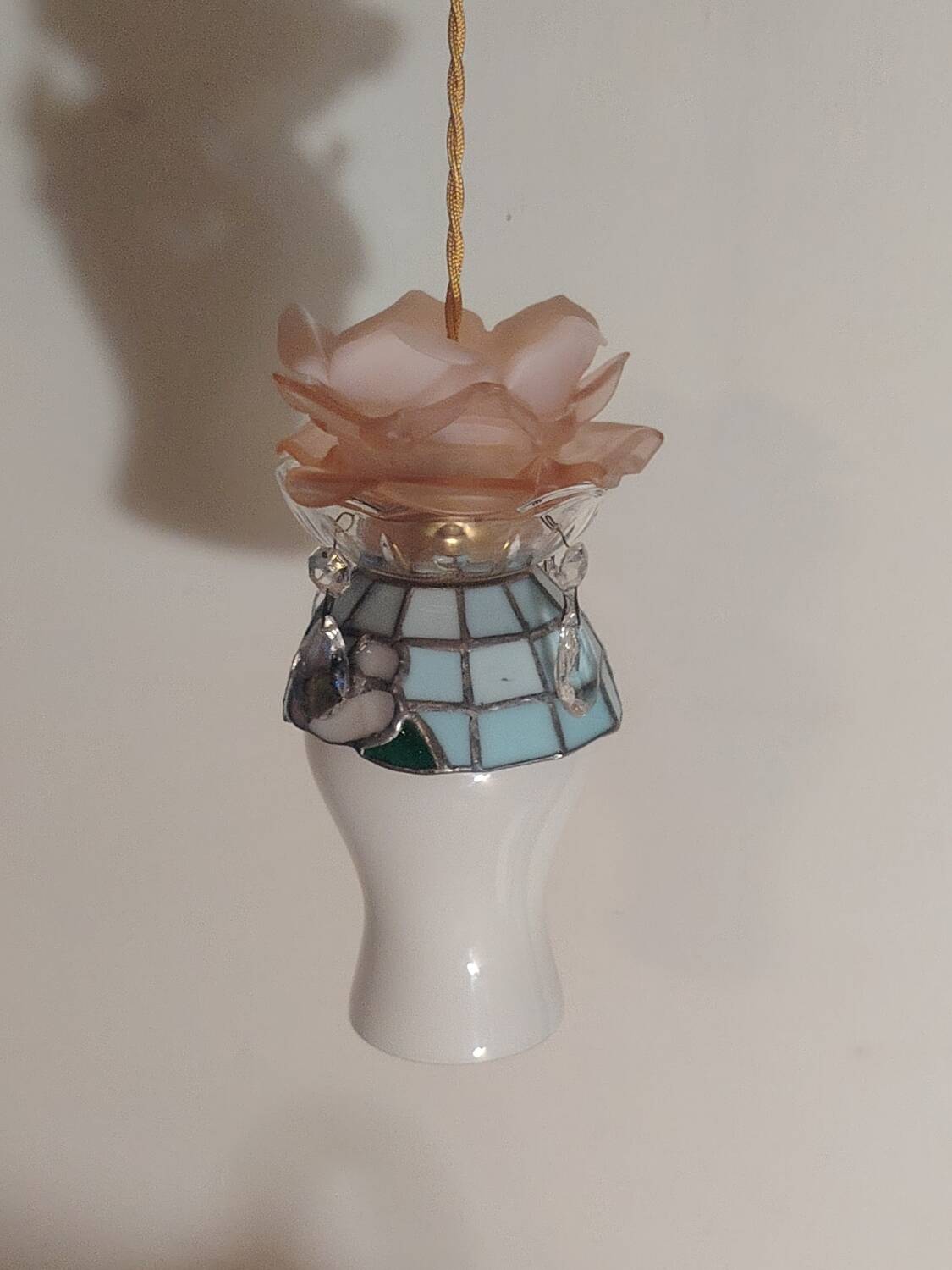 Creation of a rose on stained glass with pendants and opaline.