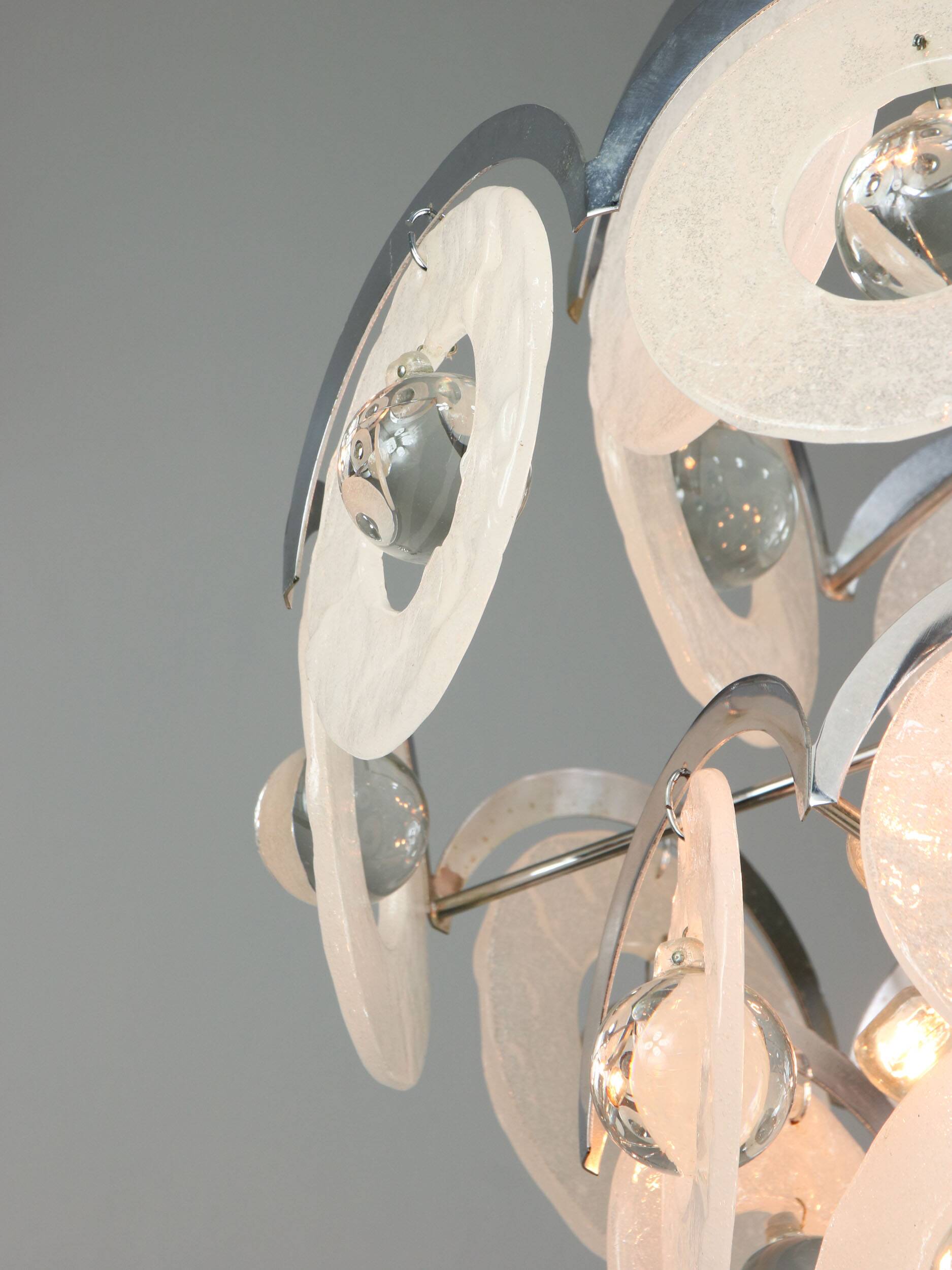 Lustre vintage en verre de murano par vistosi avec 27 disques / italie des années 60 / design italien de l'ère spatiale