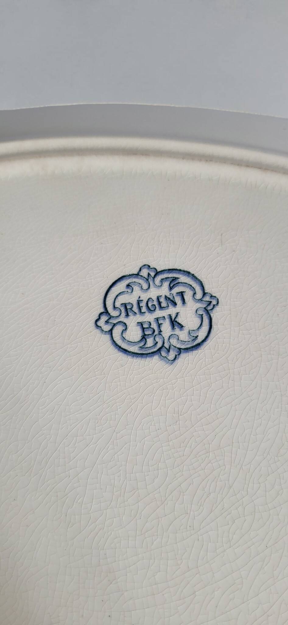 Plat ovale en faïence Boch BFK modèle Régent