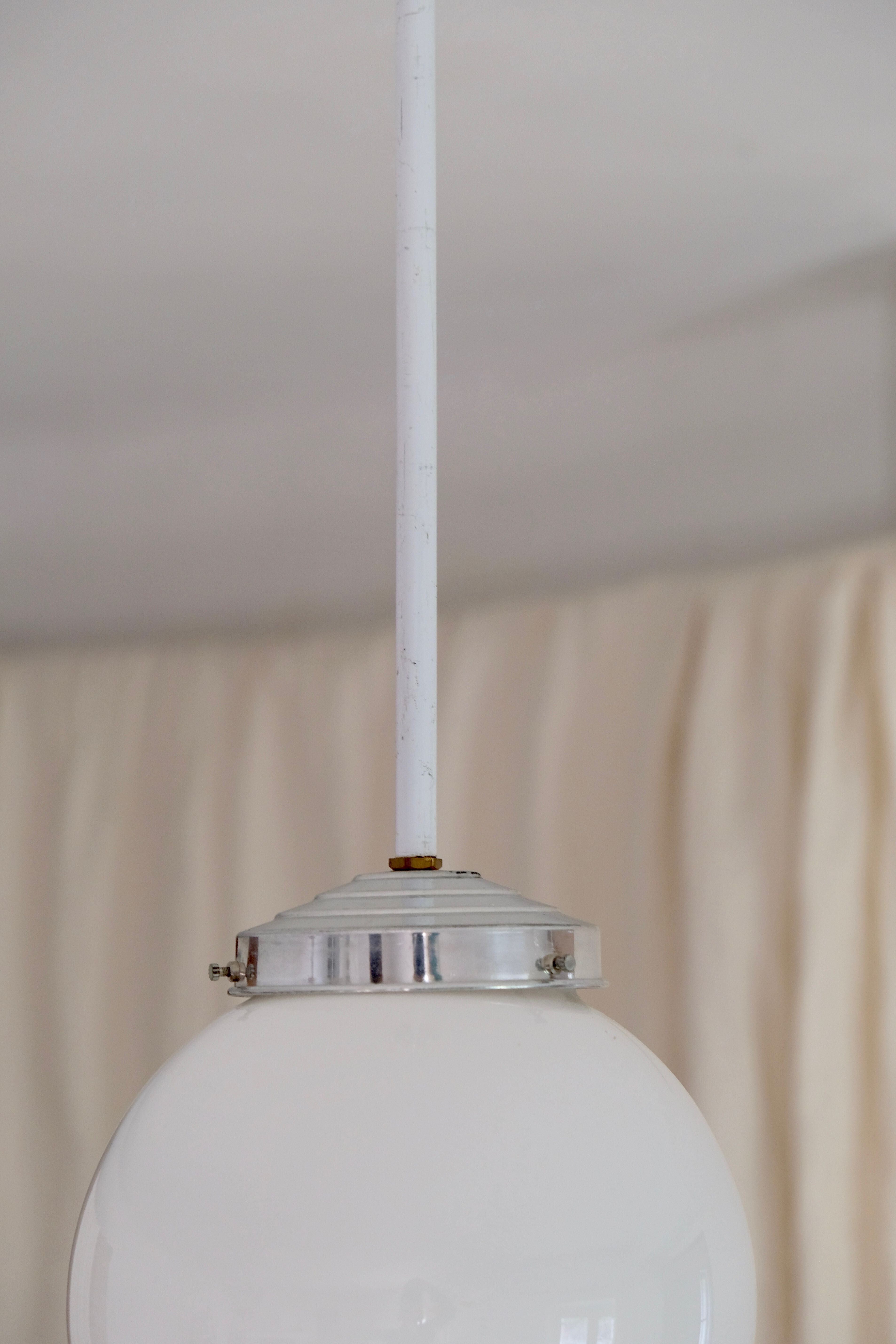 Hanging globe opaline 20s