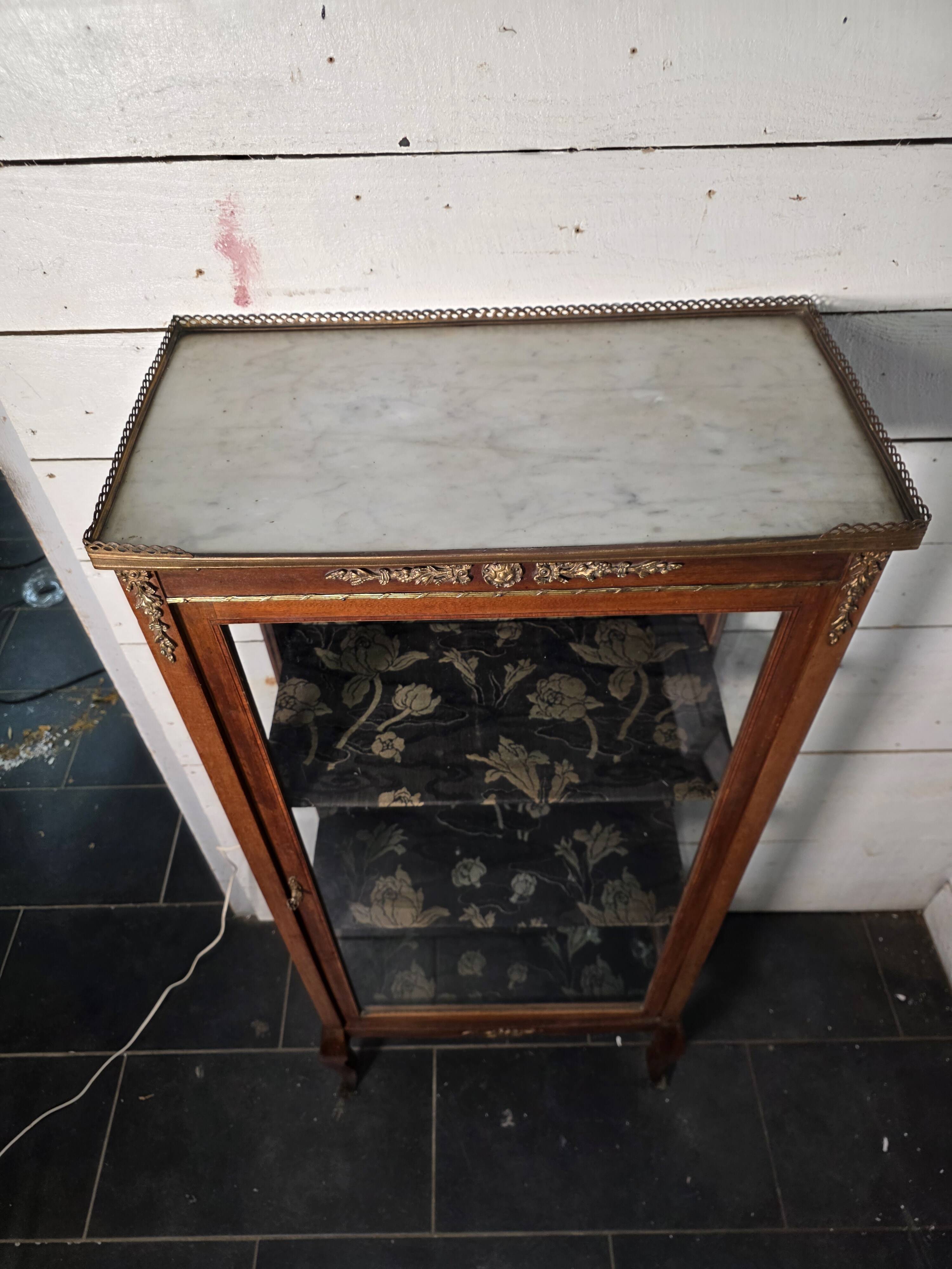 Vitrine ancienne style transition Louis XV-Louis XVI en Acajou