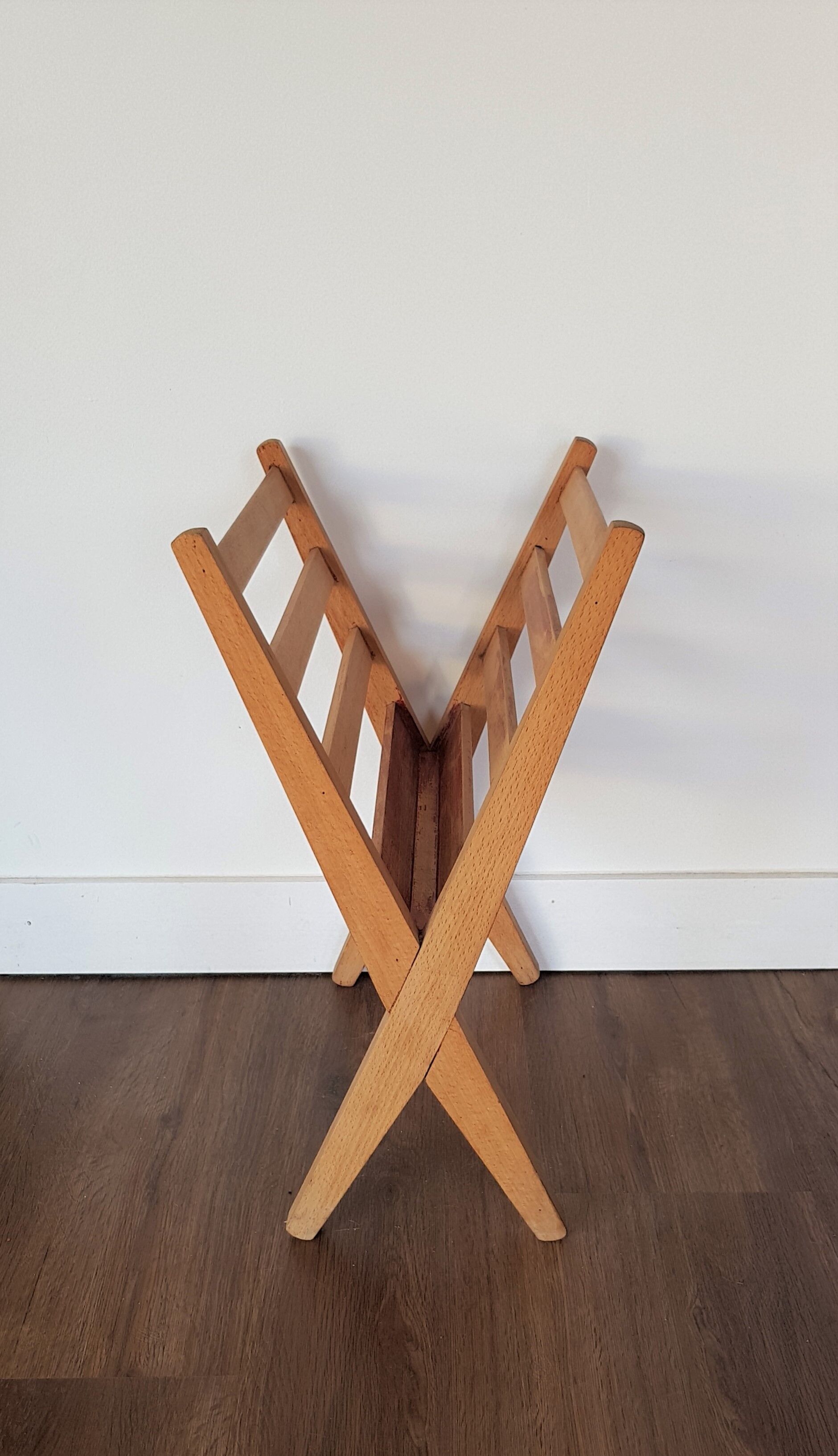 Scandinavian magazine holder