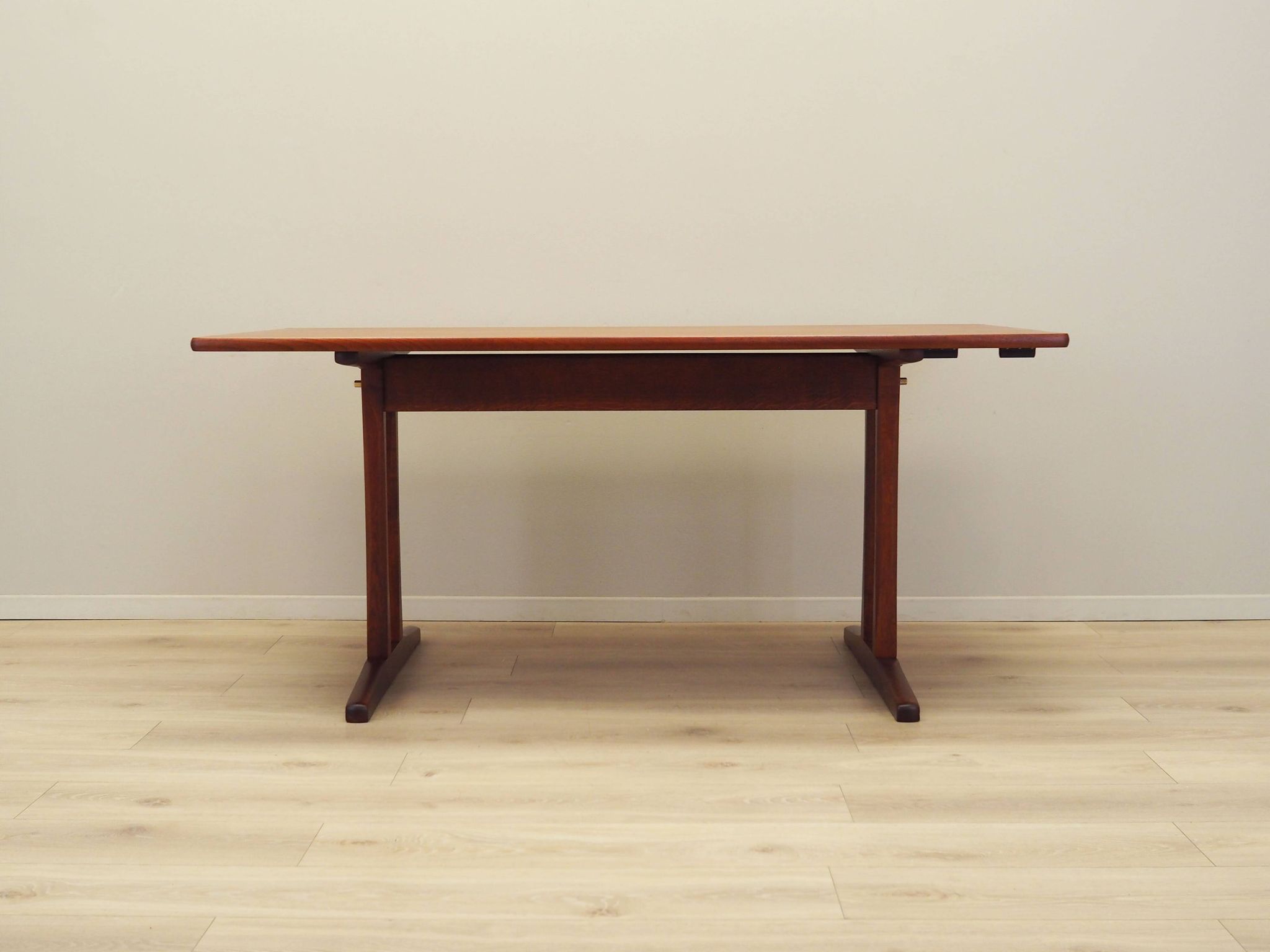 Table en teck, design danois, années 1960, designer : Børge Mogensen