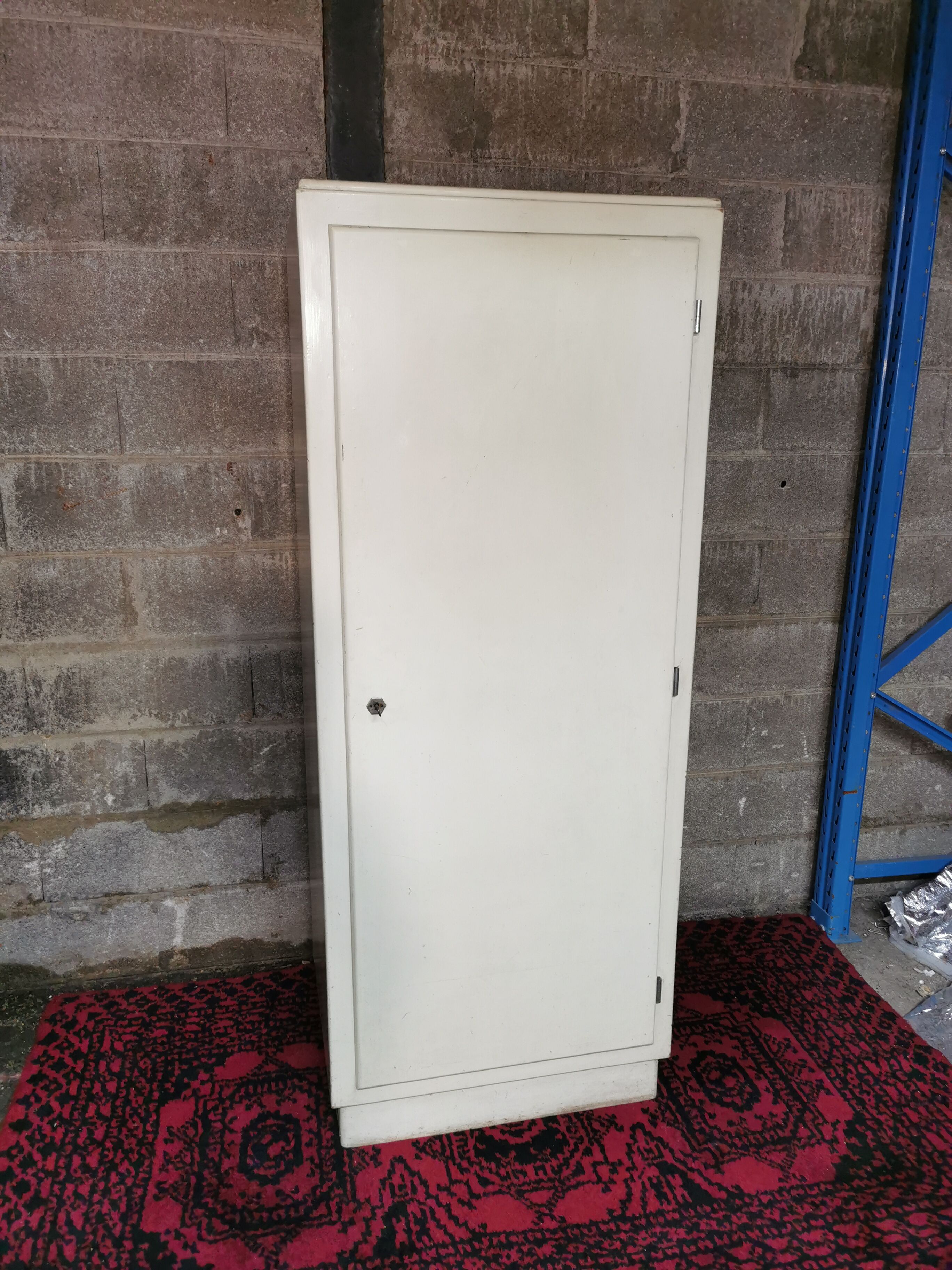 Wardrobe a vintage off-white door