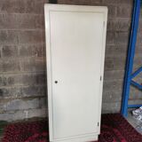 Wardrobe a vintage off-white door