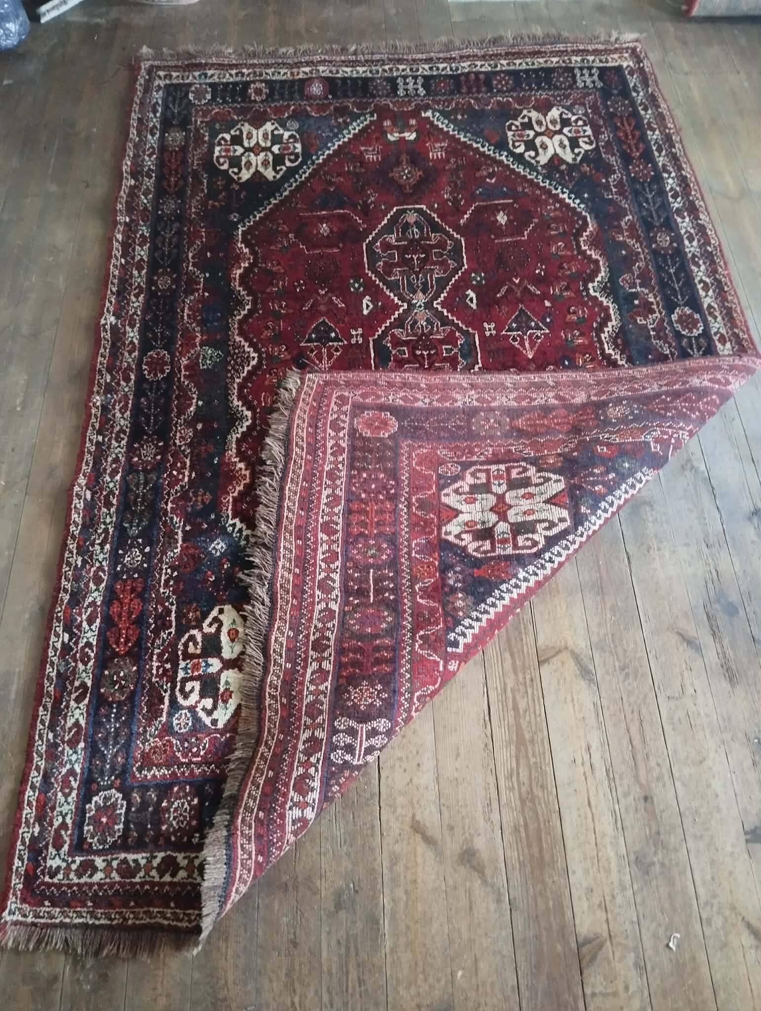 Handmade Persian Shiraz rug 265x173cm