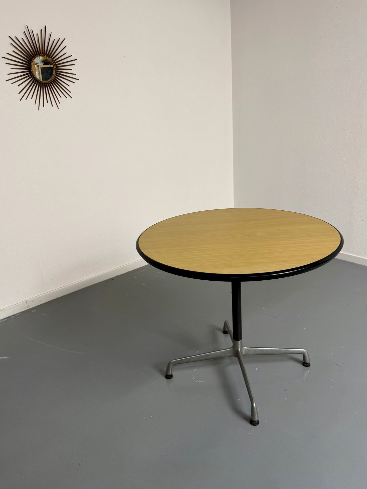 Eames Contract round table for Herman Miller, 1960s.