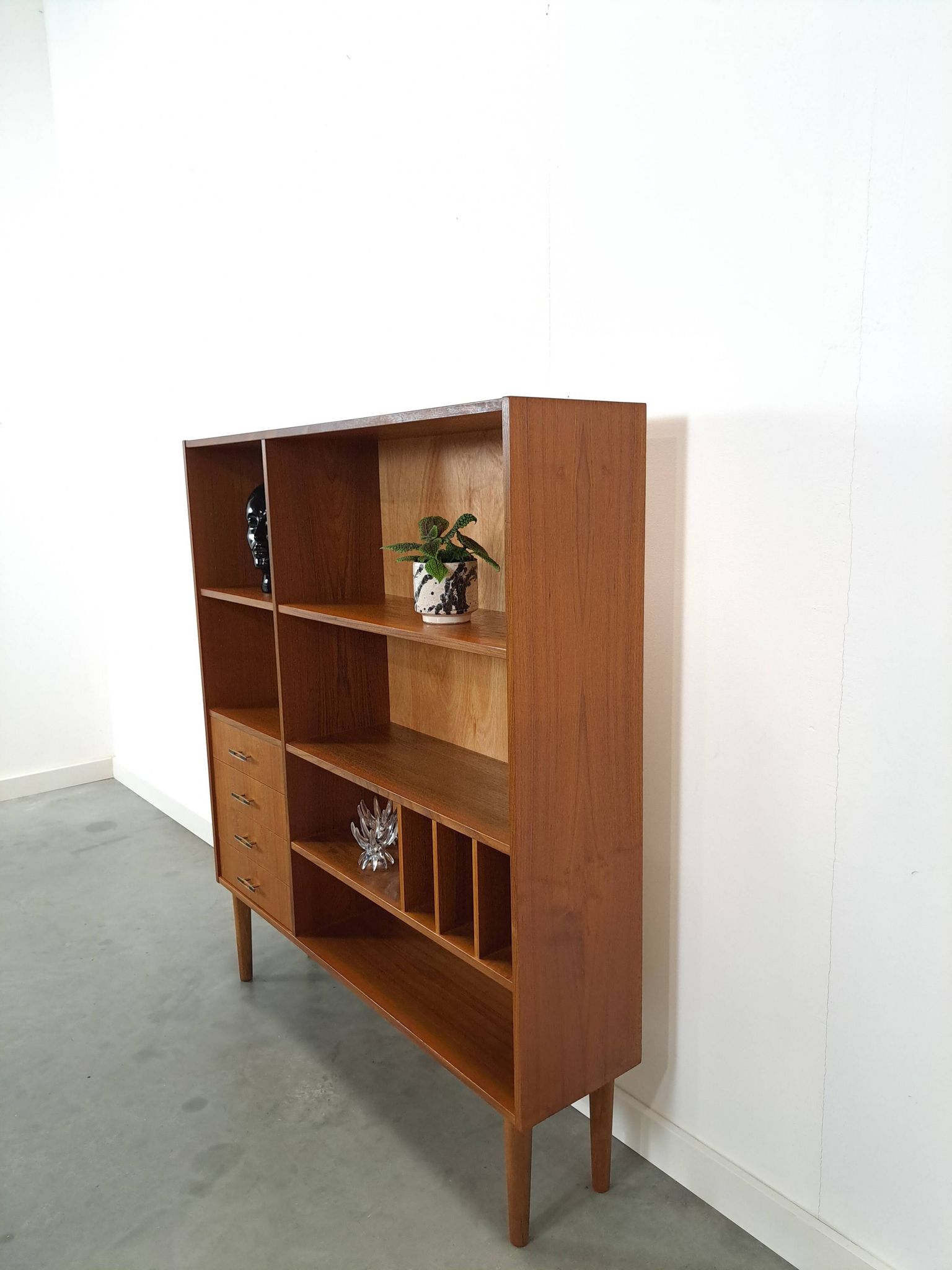 Deens teak vakkenkast met lades en hoge poten, vintage wandkast