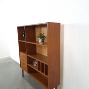 Deens teak vakkenkast met lades en hoge poten, vintage wandkast