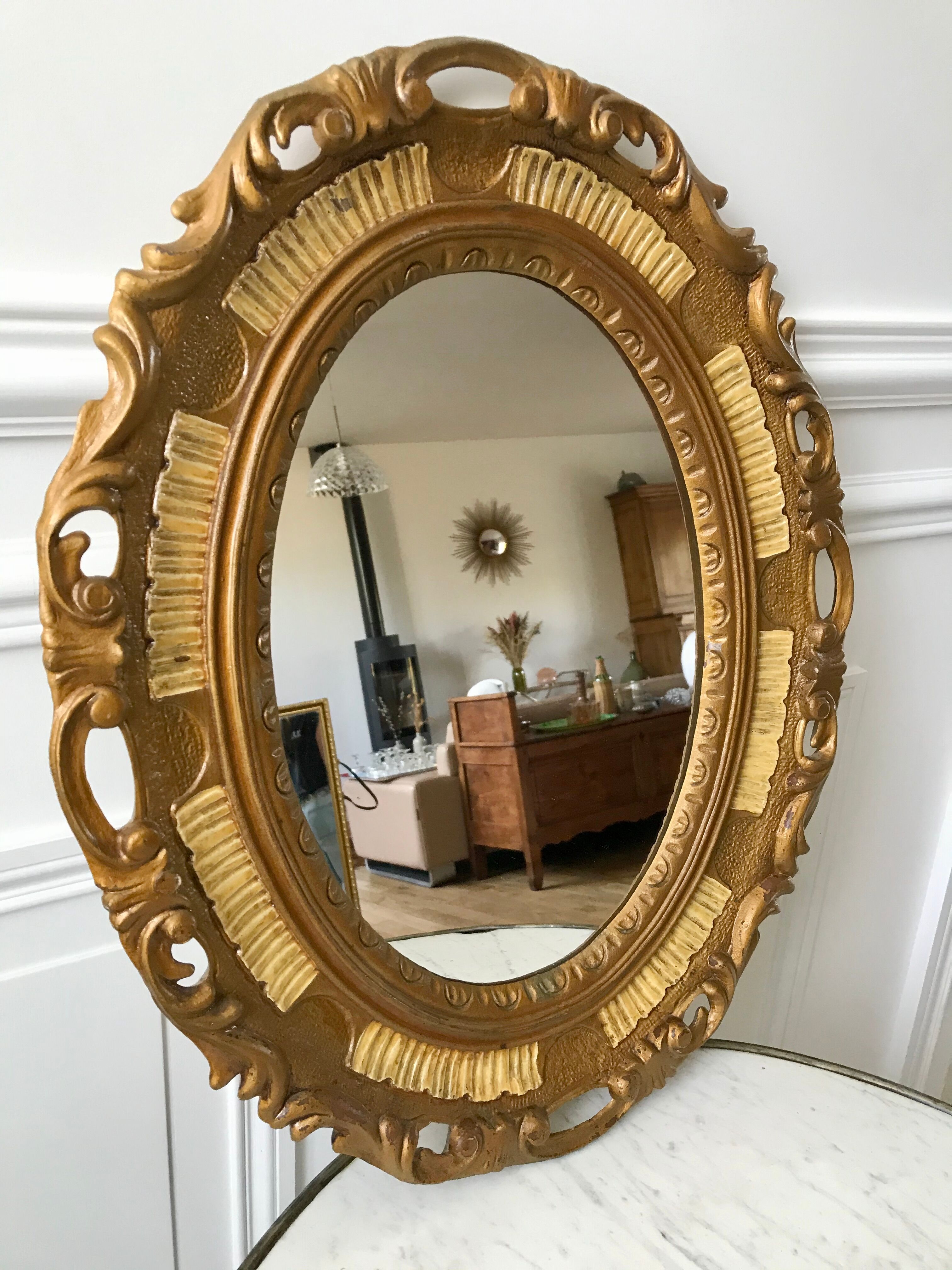 Miroir ovale médaillon en stuc doré années 70