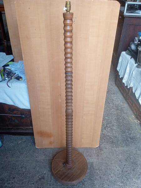 Lampadaire bois brutaliste vintage 1970