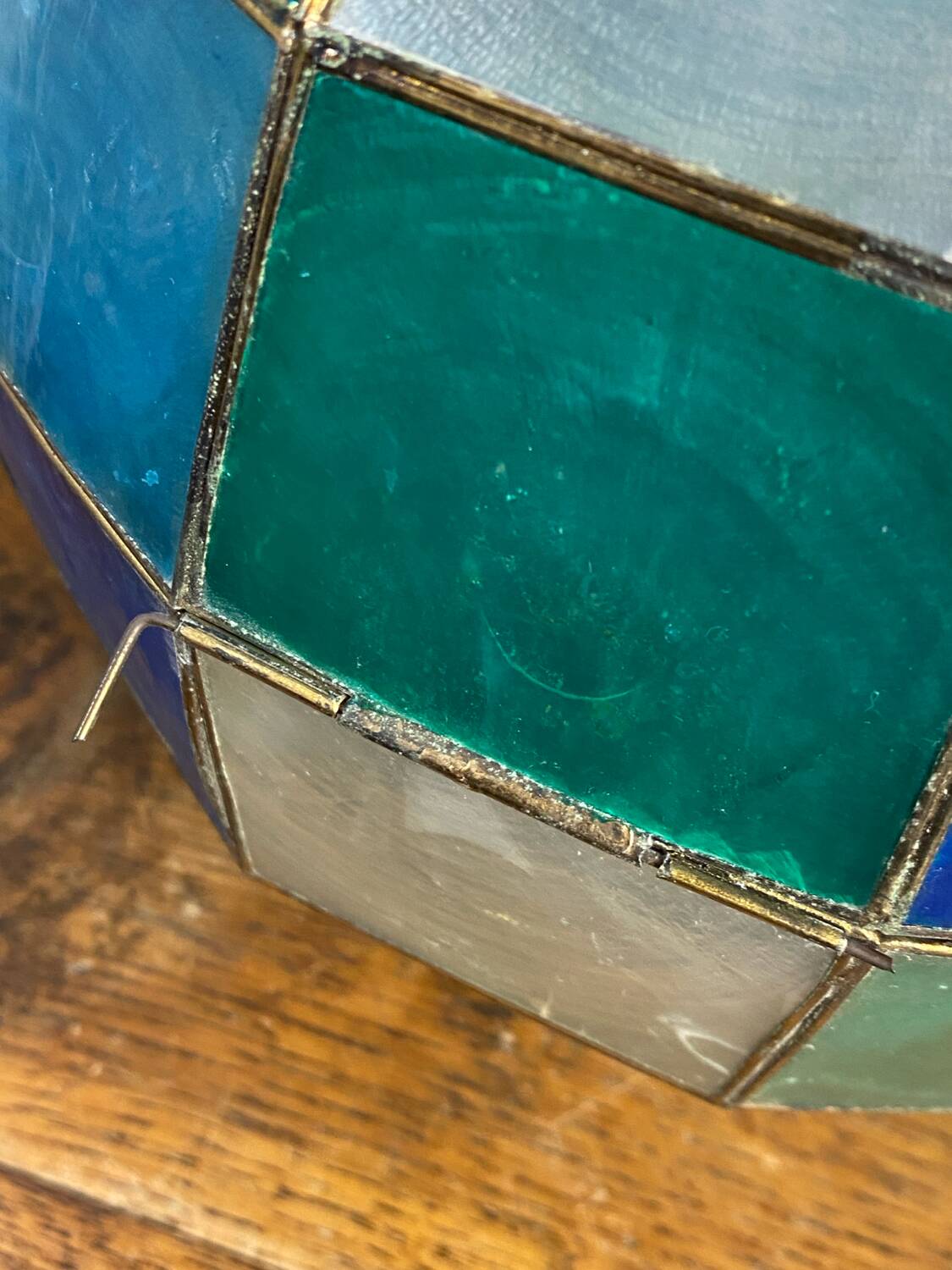 Suspension in coloured mother-of-pearl and brass